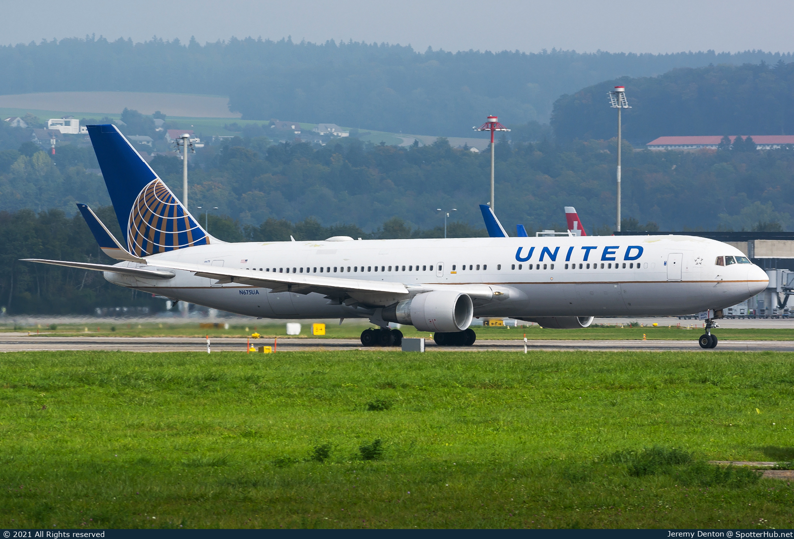 Photo of N675UA - Boeing 767-322(ER) operated by United Airlines
