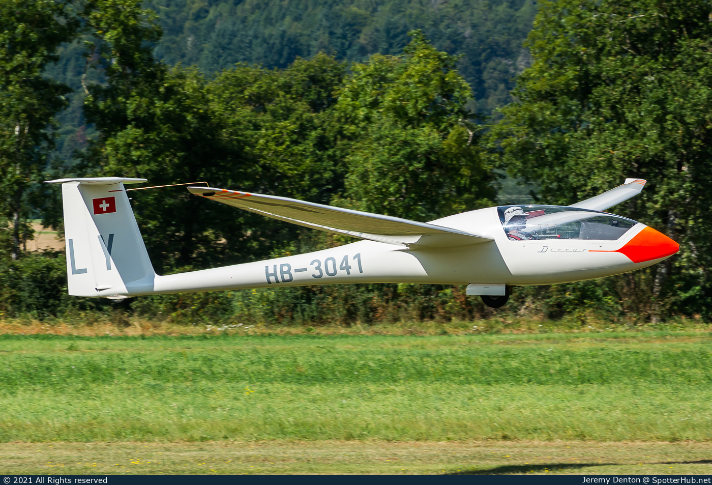 Photo of HB-3041 - Schempp-Hirth Discus b operated by Groupe Vaudois de Vol à Voile de Montricher