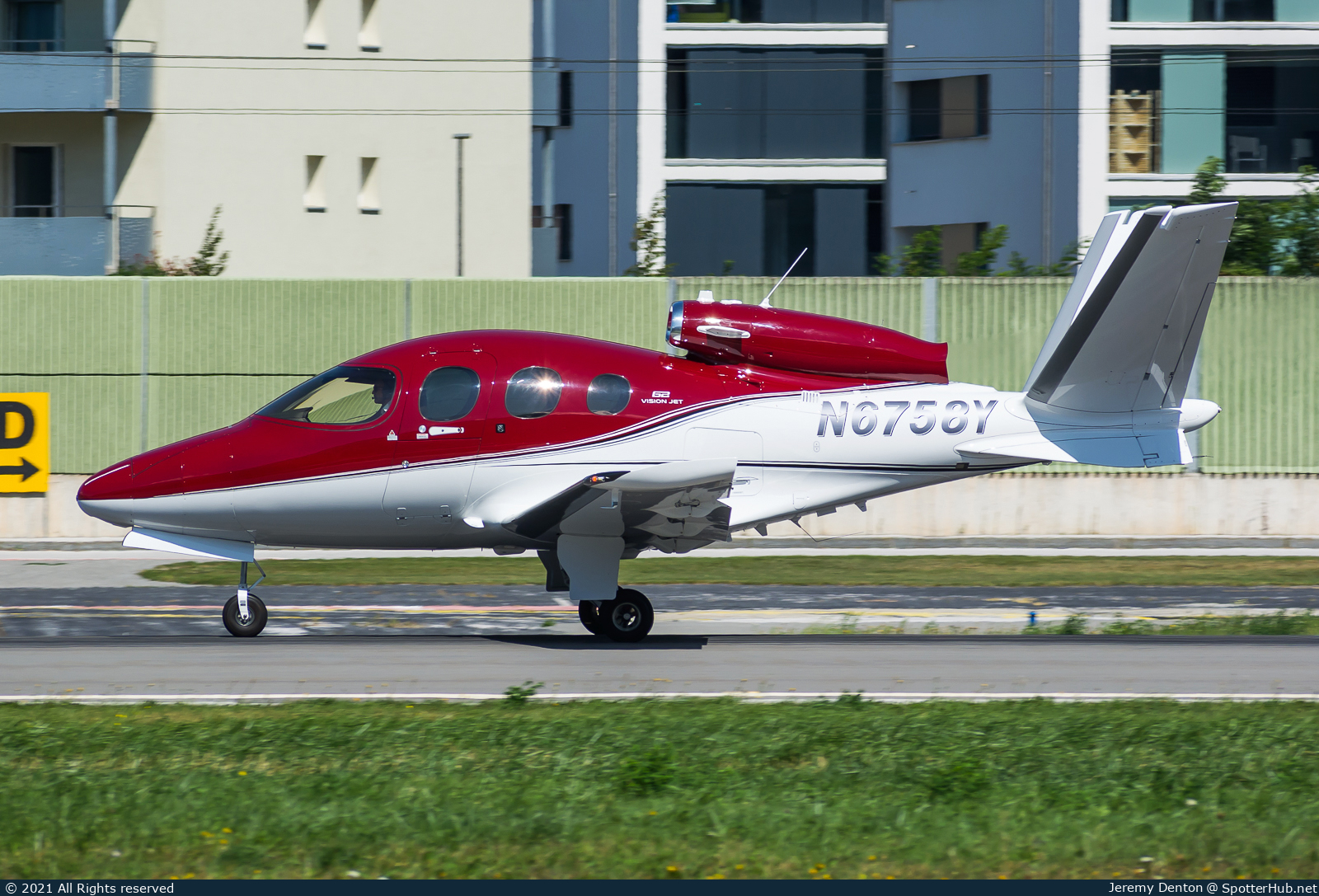 Photo of N6758Y - Cirrus Vision Jet G2 operated by Private