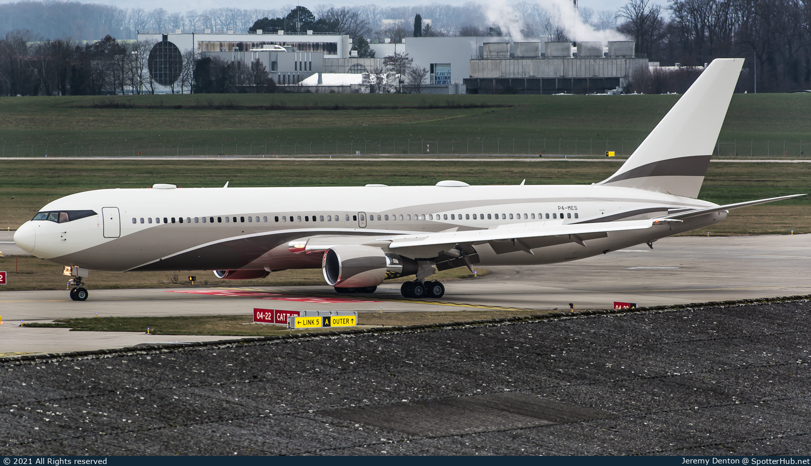 Photo of P4-MES - Boeing 767-33A(ER) operated by Global Jet Luxembourg