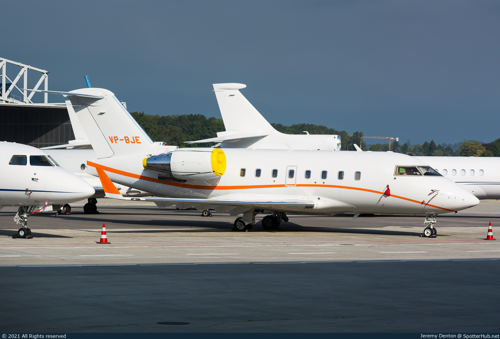 Photo of VP-BJE - Bombardier Challenger 604 operated by TAG Aviation Asia