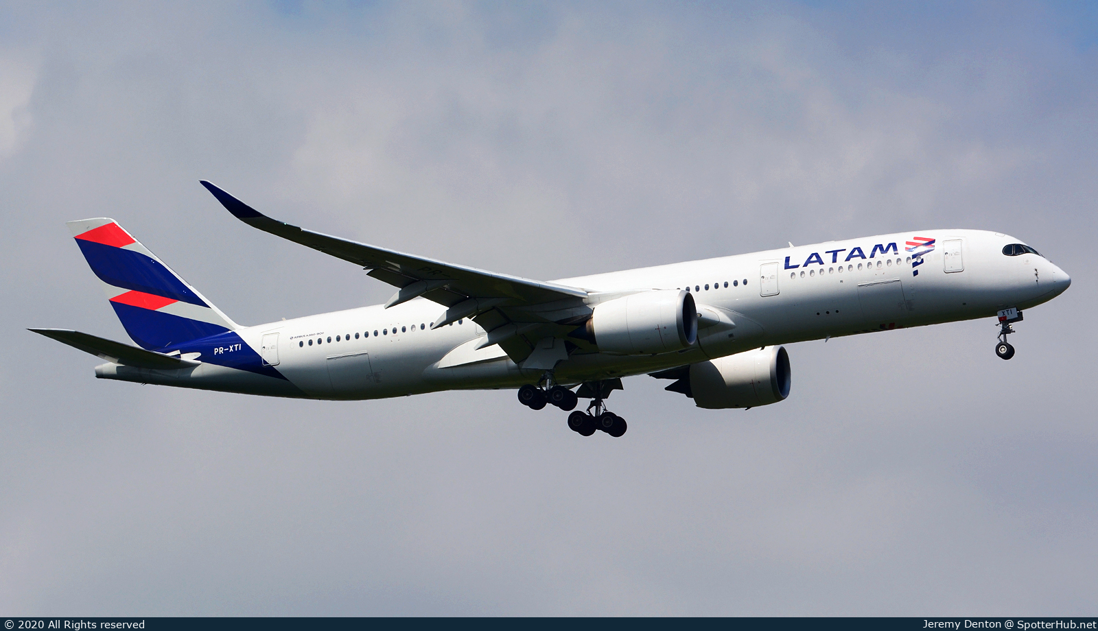 Photo of PR-XTI - Airbus A350-941 operated by LATAM Airlines Brasil