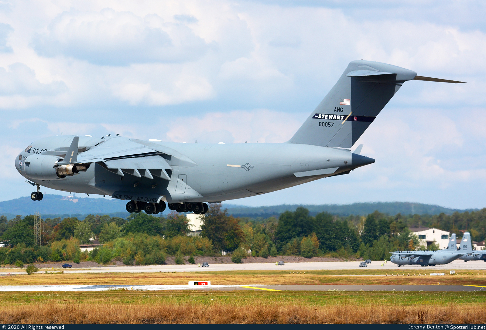 Photo of 98-0057 - Boeing C-17A Globemaster III operated by US Air Force
