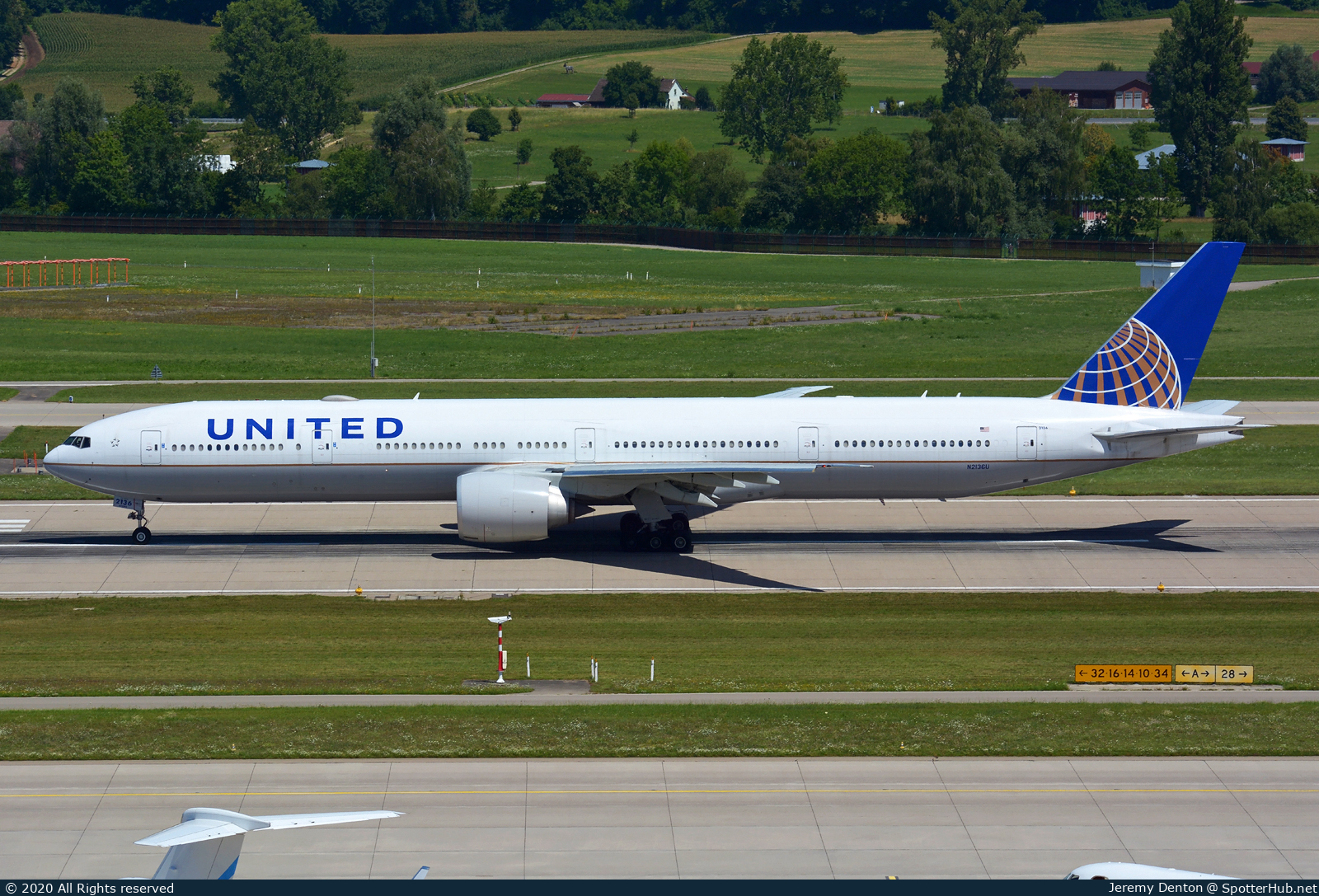 Photo of N2136U - Boeing 777-322(ER) operated by United Airlines