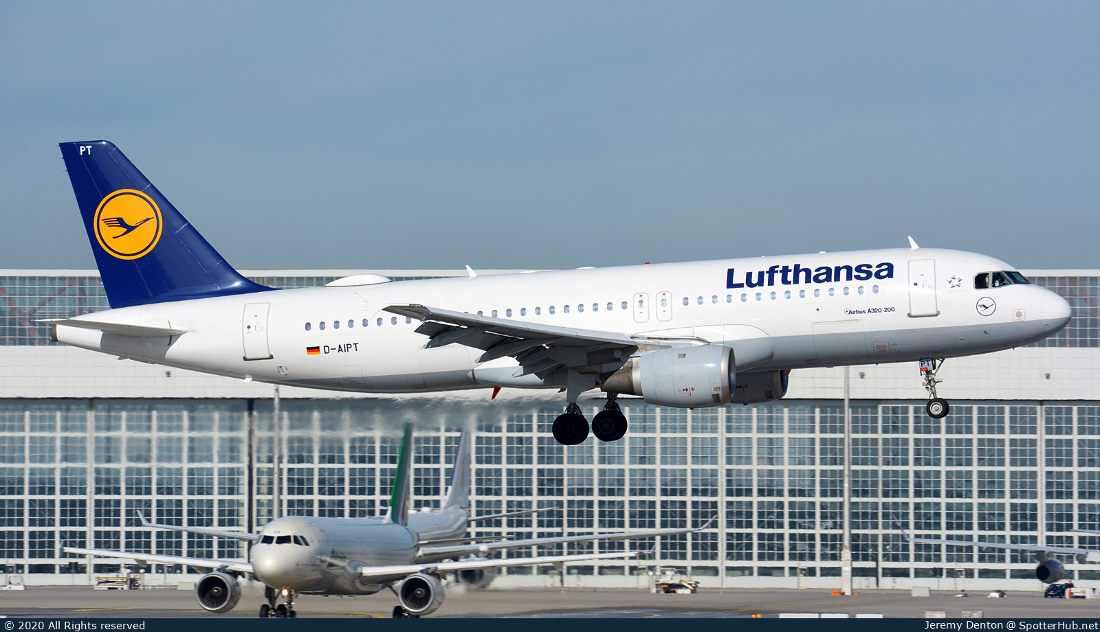 Photo of D-AIPT - Airbus A320-211 operated by Lufthansa