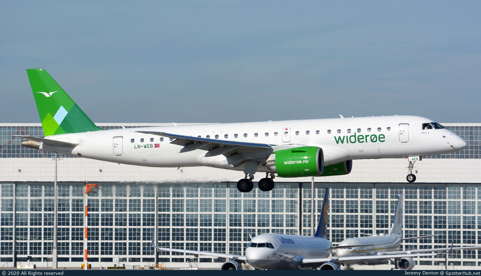 Photo of LN-WEB - Embraer ERJ-190-E2 operated by Widerøe