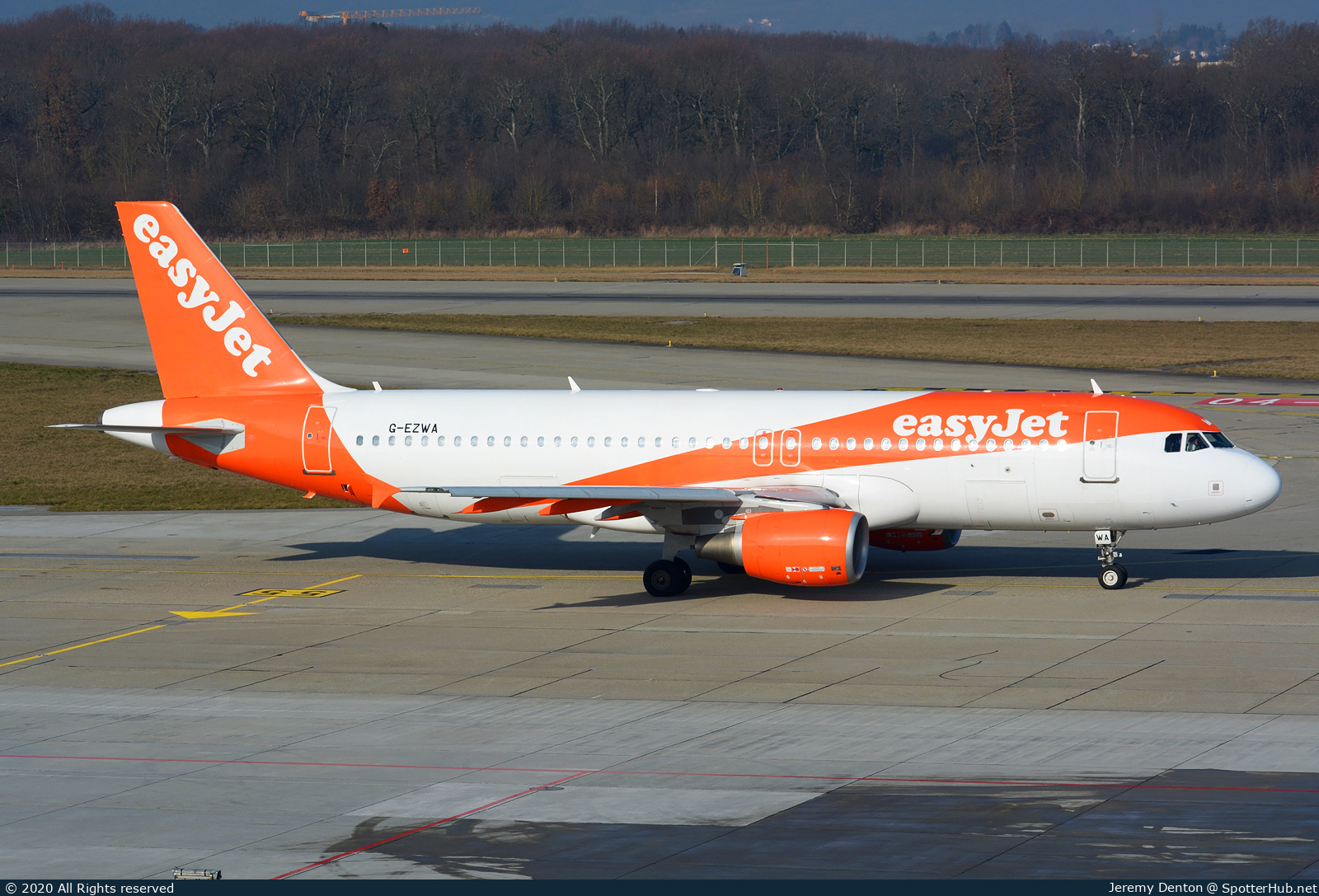 Photo of G-EZWA - Airbus A320-214 operated by easyJet