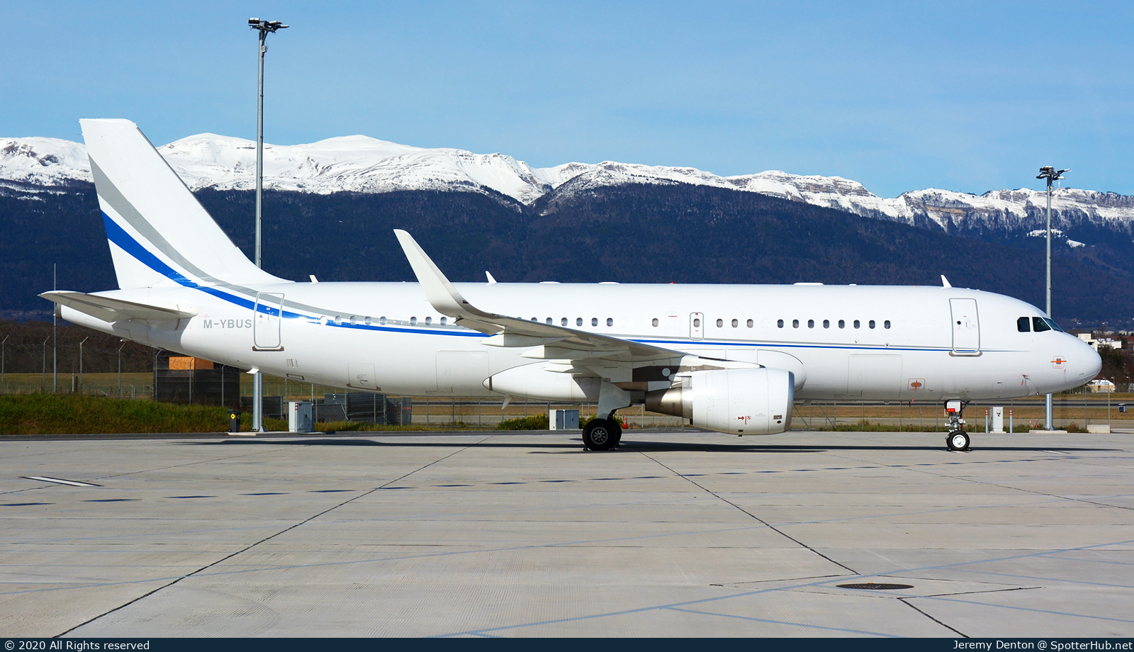 Photo of M-YBUS - Airbus A320-214(CJ) Prestige operated by Prime Aviation