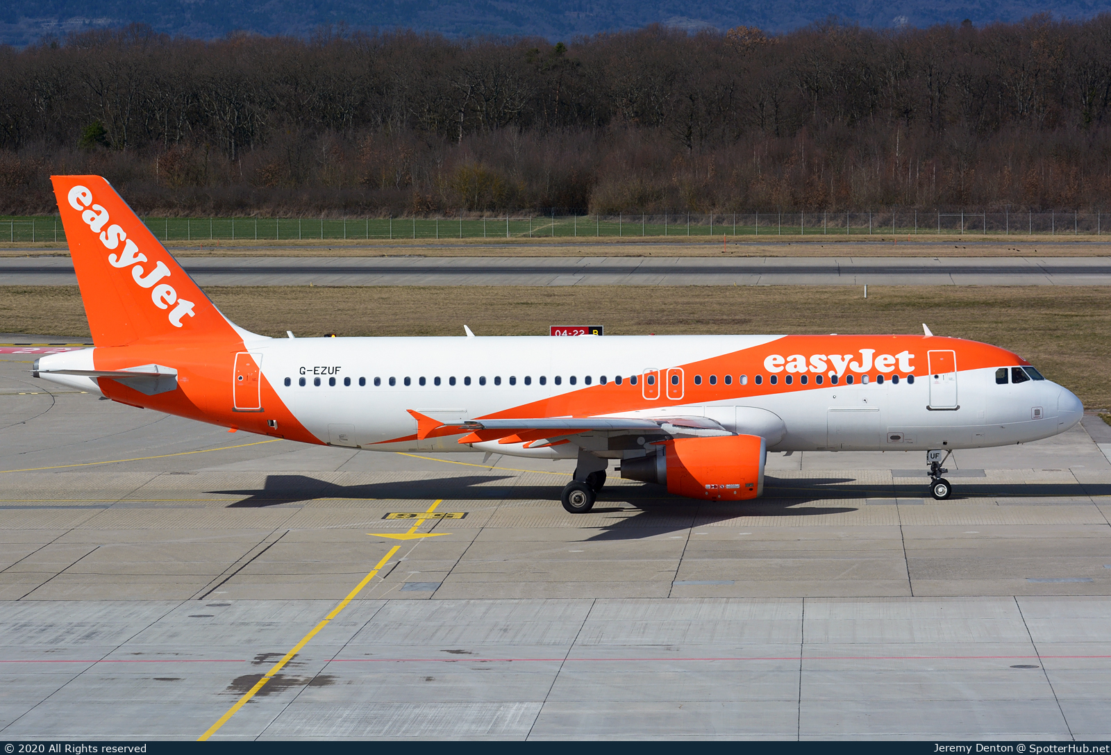 Photo of G-EZUF - Airbus A320-214 operated by easyJet