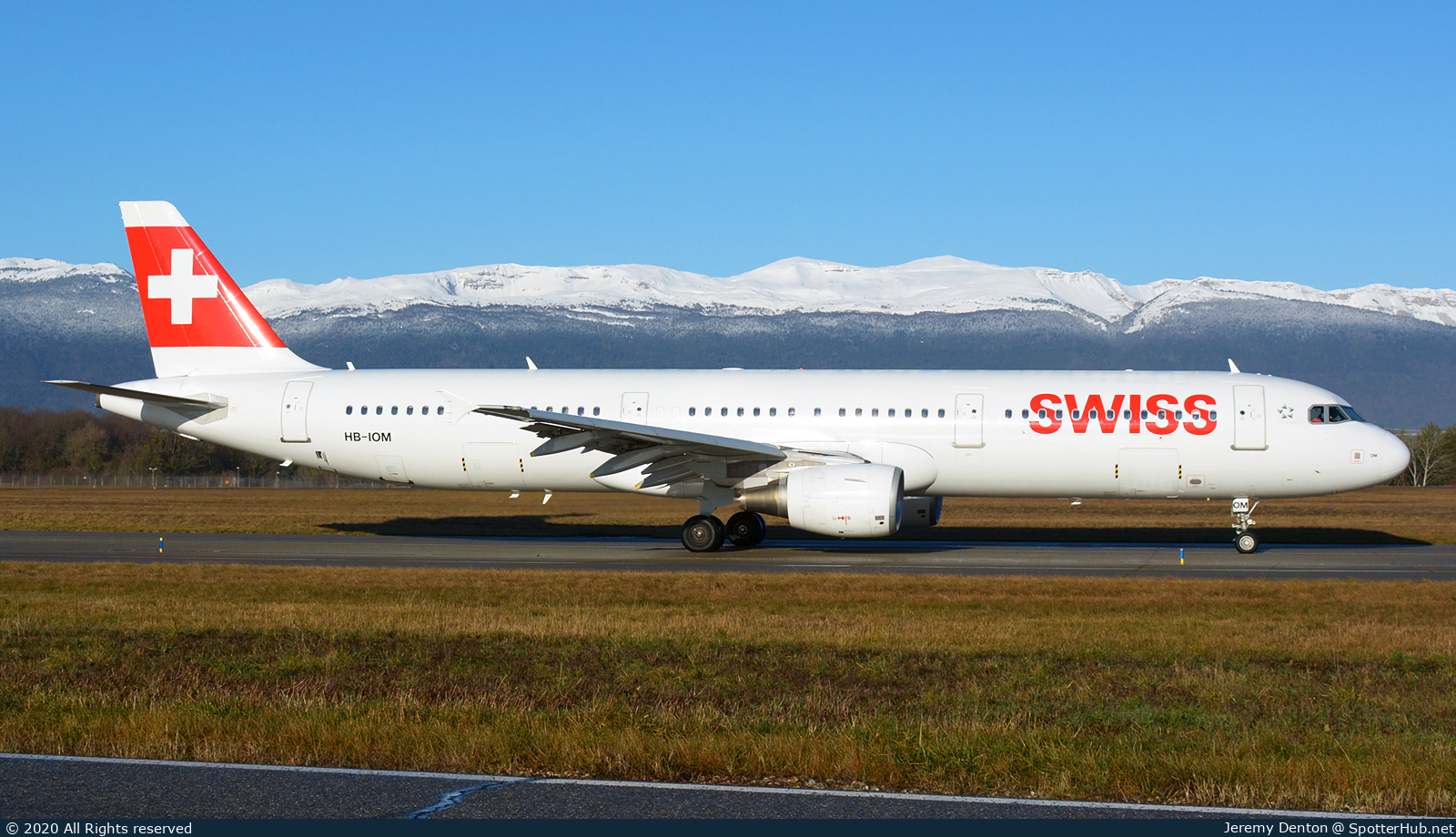 Photo of HB-IOM - Airbus A321-212 operated by Swiss International Air Lines