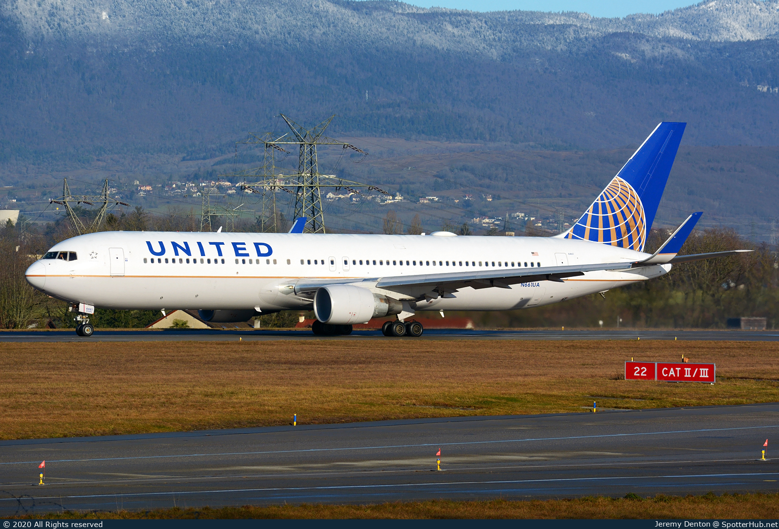 Photo of N661UA - Boeing 767-322(ER) operated by United Airlines