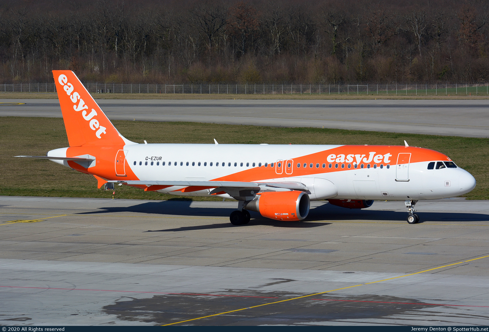 Photo of G-EZUR - Airbus A320-214 operated by easyJet