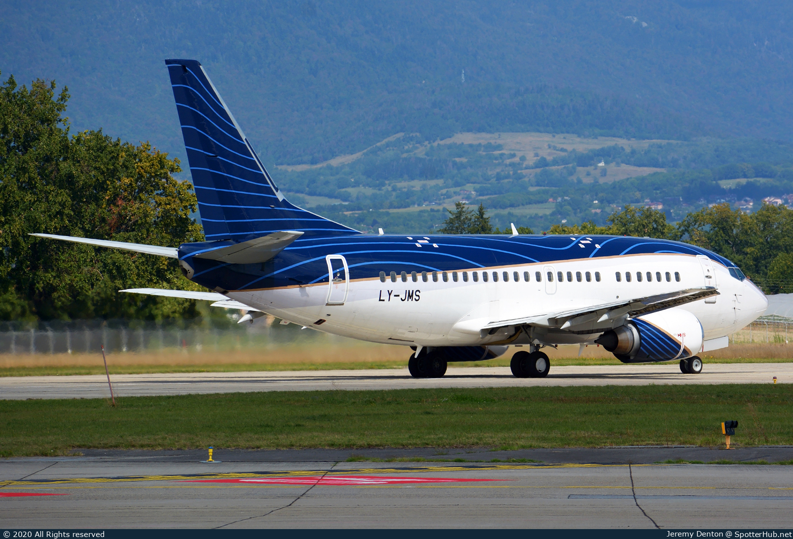 Photo of LY-JMS - Boeing 737-522 operated by KlasJet