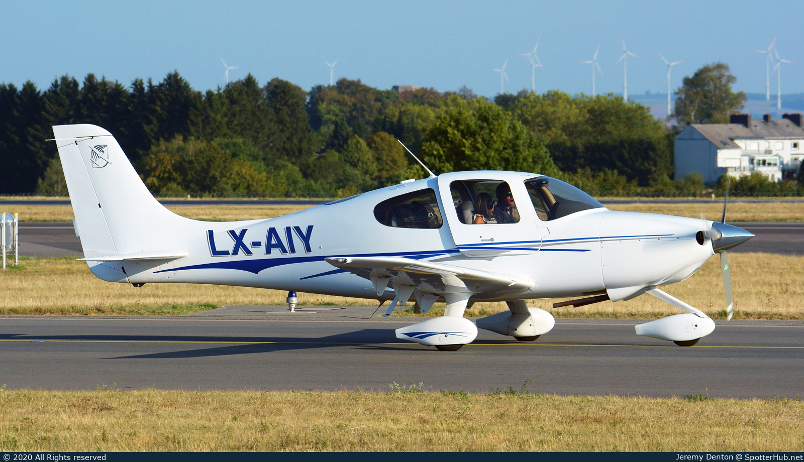 Photo of LX-AIY - Cirrus SR20 G1 operated by Private