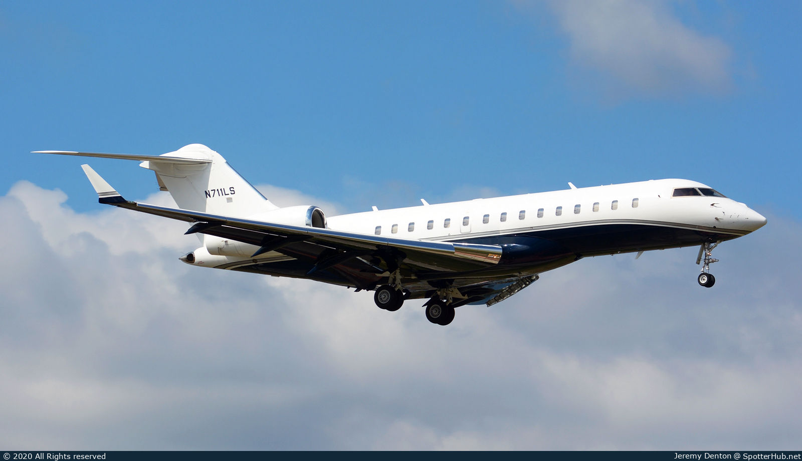 Photo of N711LS - Bombardier Global 6000 operated by Whitewind Company