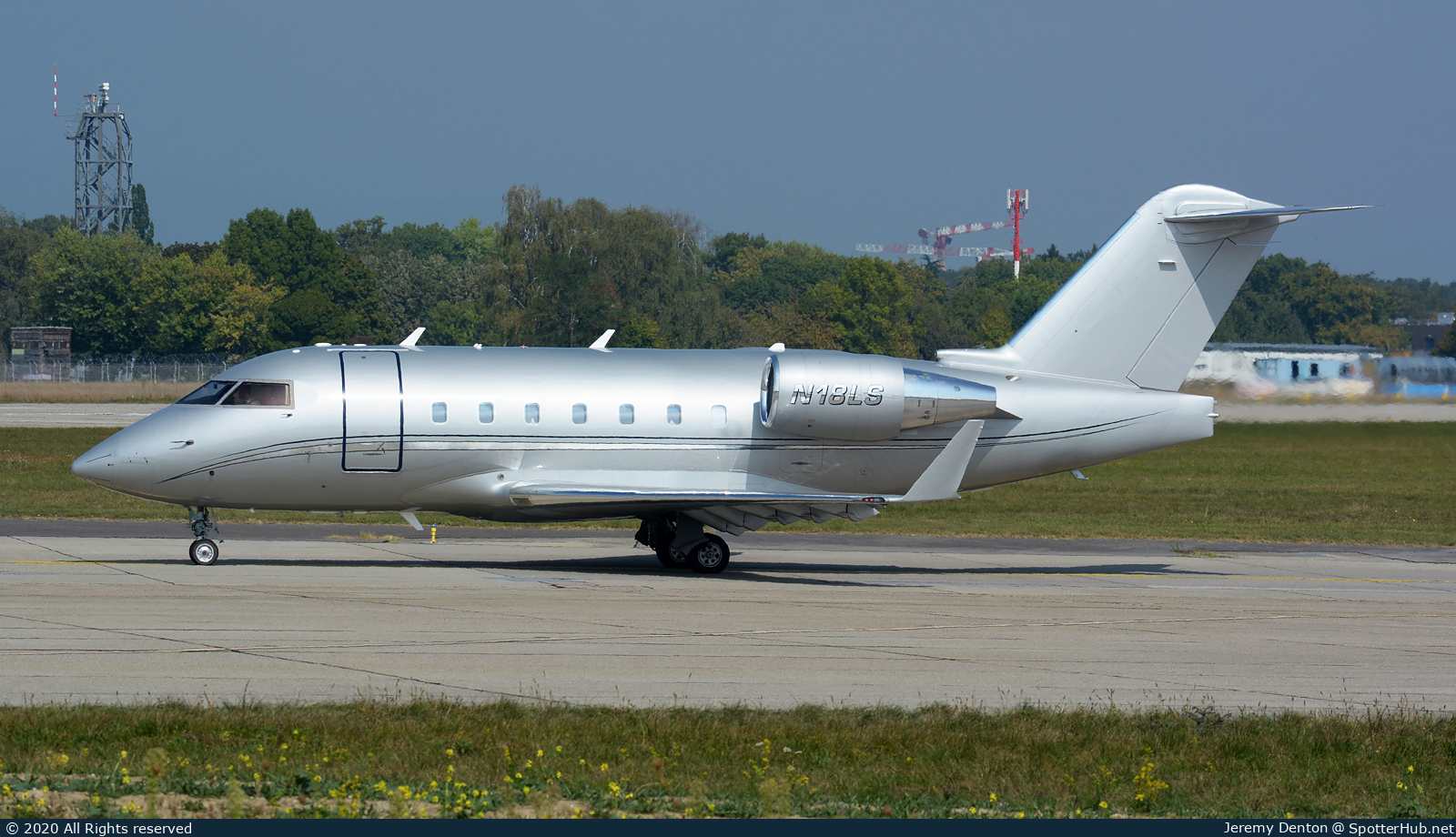 Photo of N18LS - Bombardier Challenger 604 operated by Whitewind Company