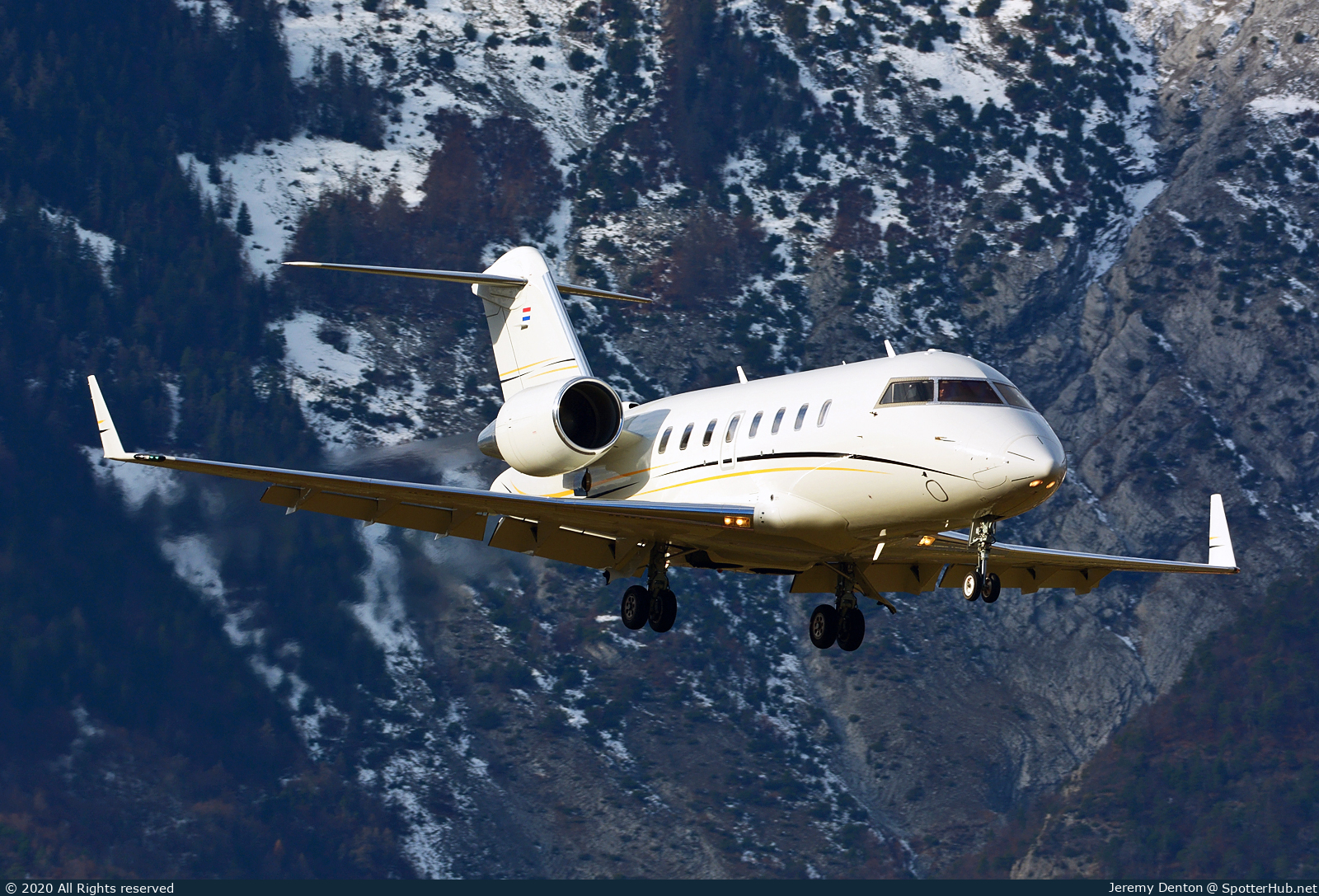 Photo of PH-HWM - Bombardier Challenger 605 operated by JetNetherlands