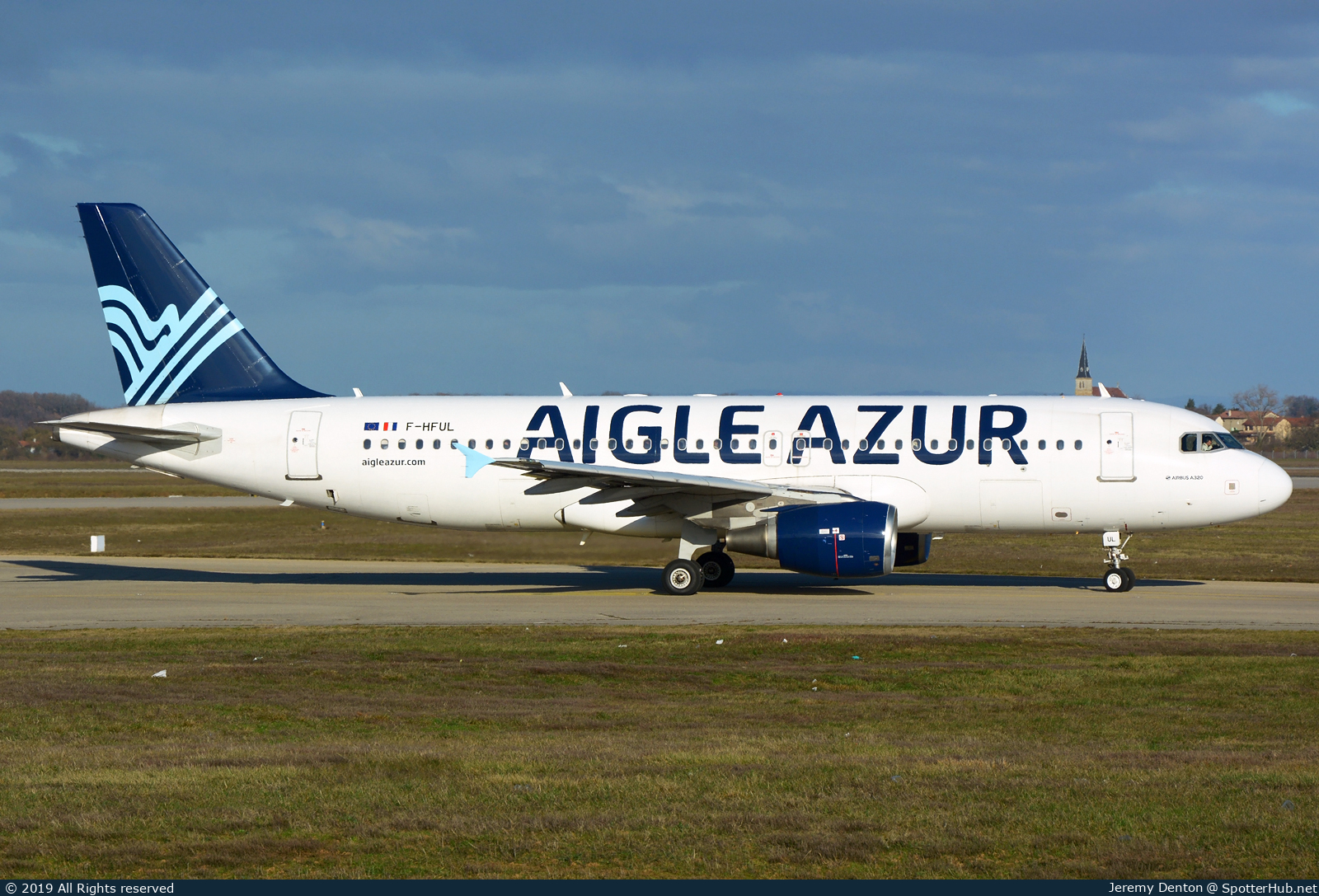 Photo of F-HFUL - Airbus A320-214 operated by Aigle Azur