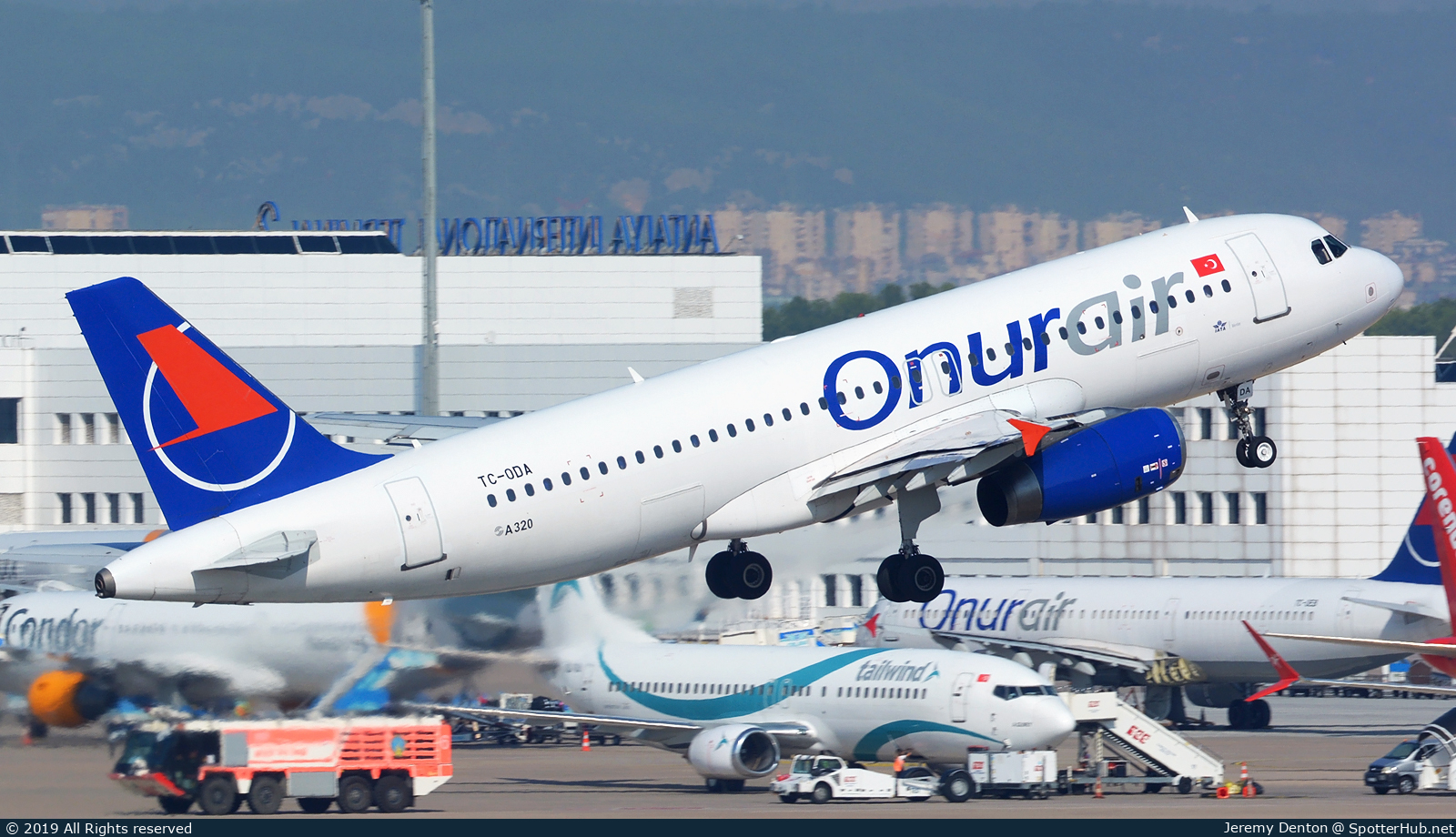 Photo of TC-ODA - Airbus A320-233 operated by Onur Air