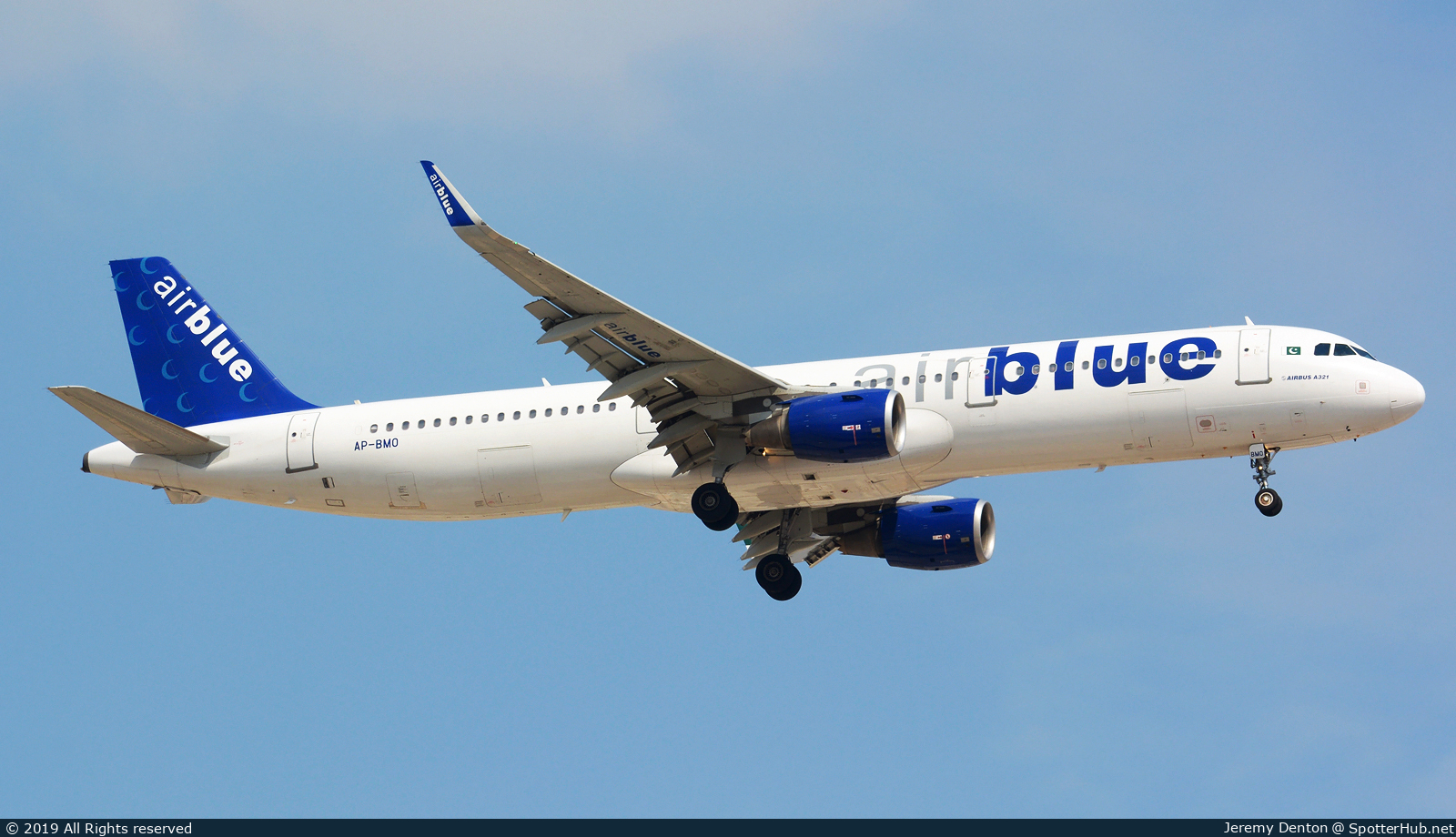 Photo of AP-BMO - Airbus A321-211 operated by Airblue