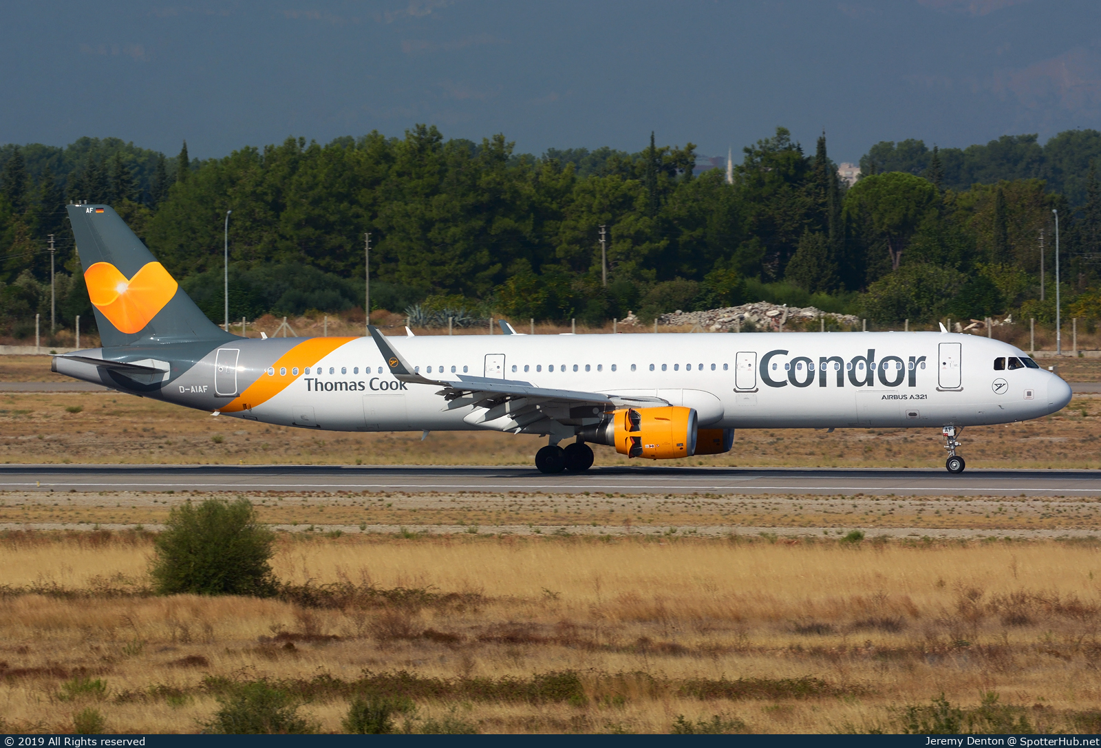 Photo of D-AIAF - Airbus A321-211 operated by Condor