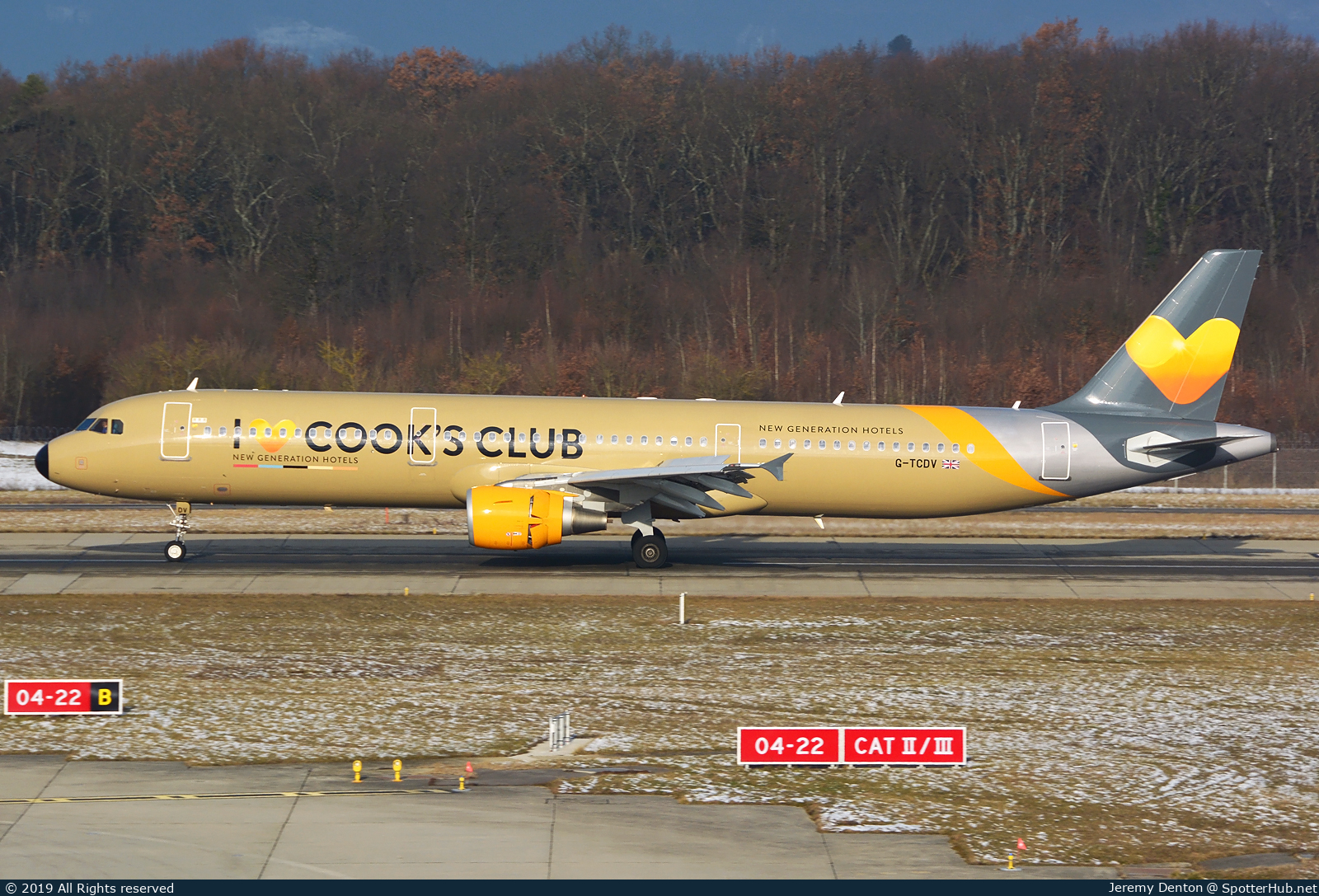 Photo of G-TCDV - Airbus A321-211 operated by Thomas Cook Airlines