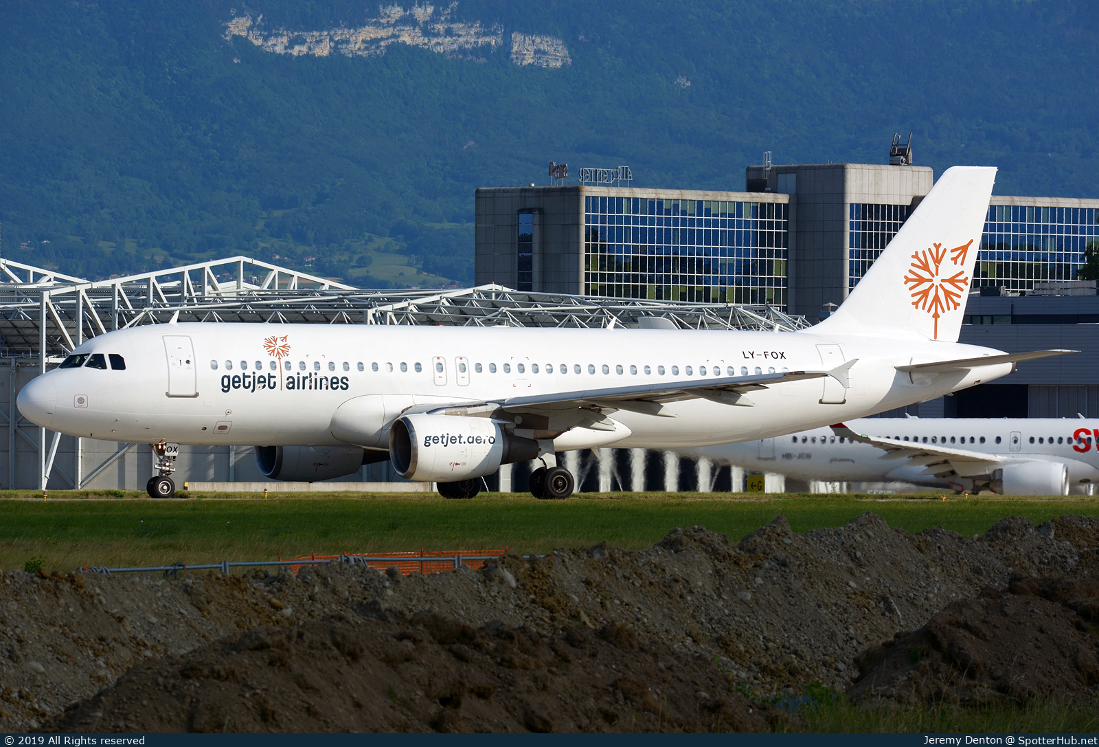 Photo of LY-FOX - Airbus A320-214 operated by GetJet Airlines