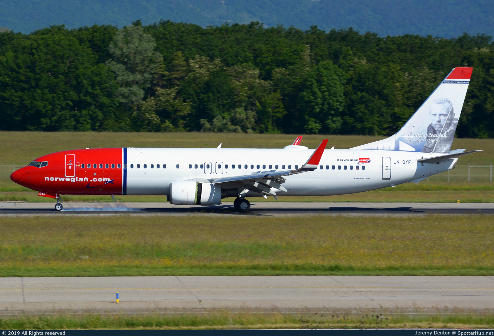 Photo of LN-DYF - Boeing 737-8JP operated by Norwegian Air Shuttle