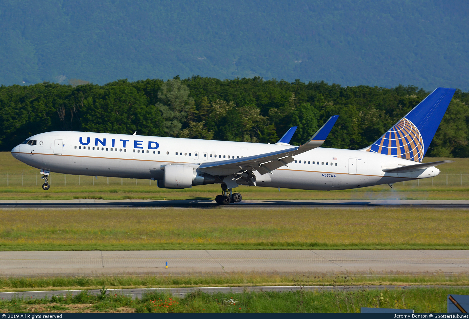 Photo of N657UA - Boeing 767-322(ER) operated by United Airlines