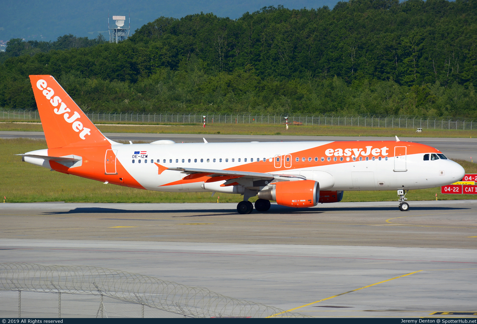 Photo of OE-IZW - Airbus A320-214 operated by easyJet Europe