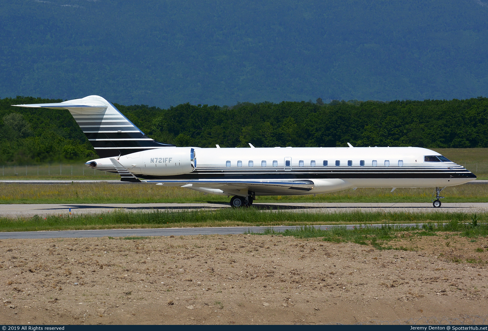 Photo of N721FF - Bombardier Global Express XRS operated by Solairus Aviation