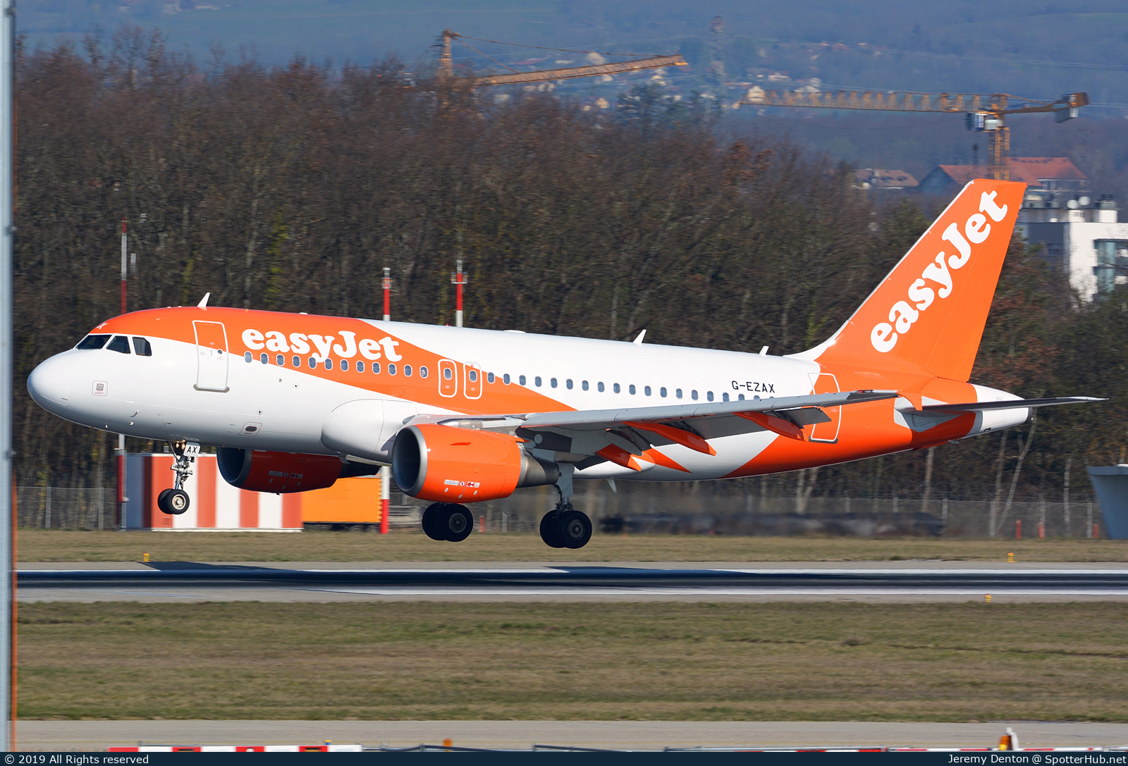Photo of G-EZAX - Airbus A319-111 operated by easyJet