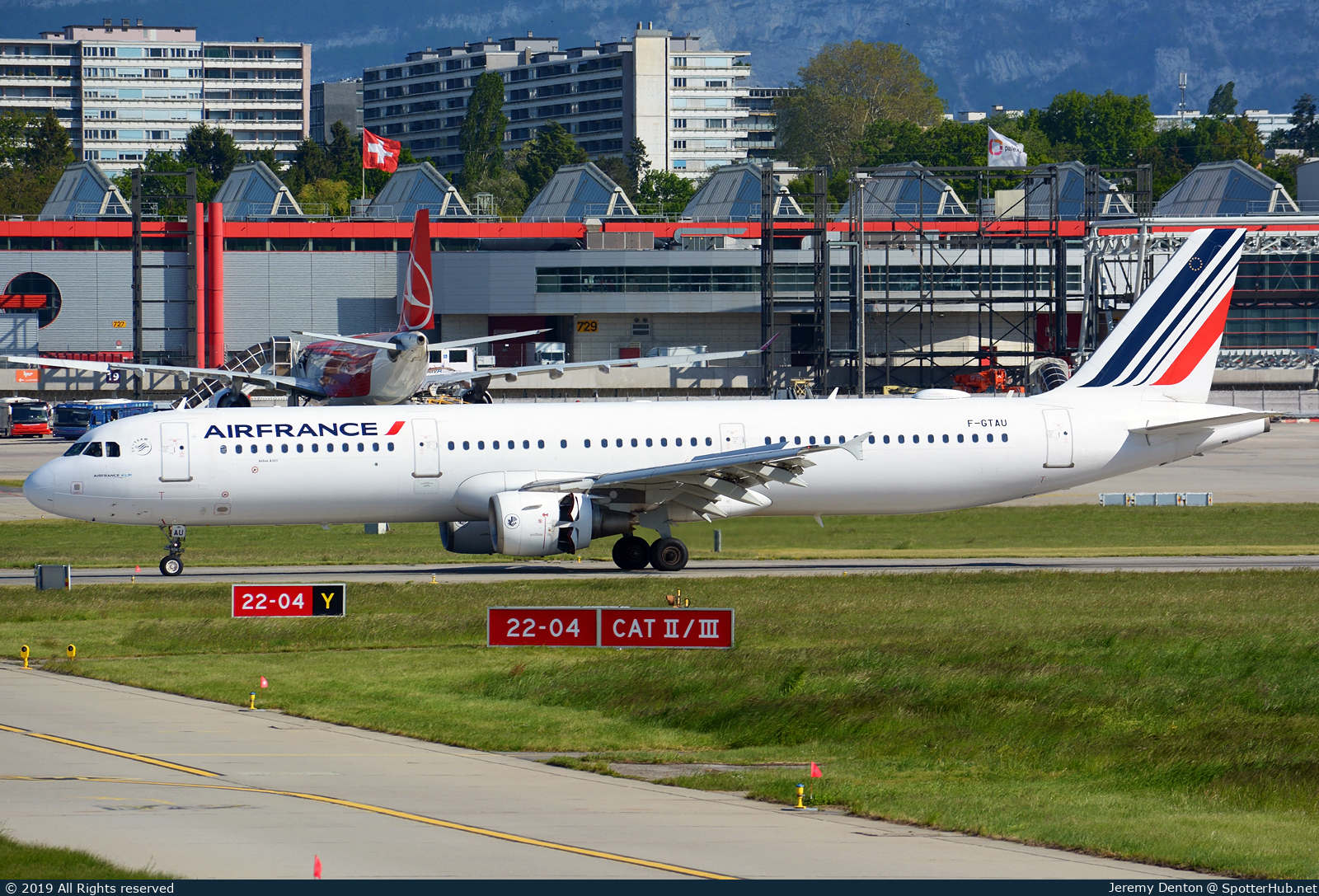 Photo of F-GTAU - Airbus A321-212 operated by Air France