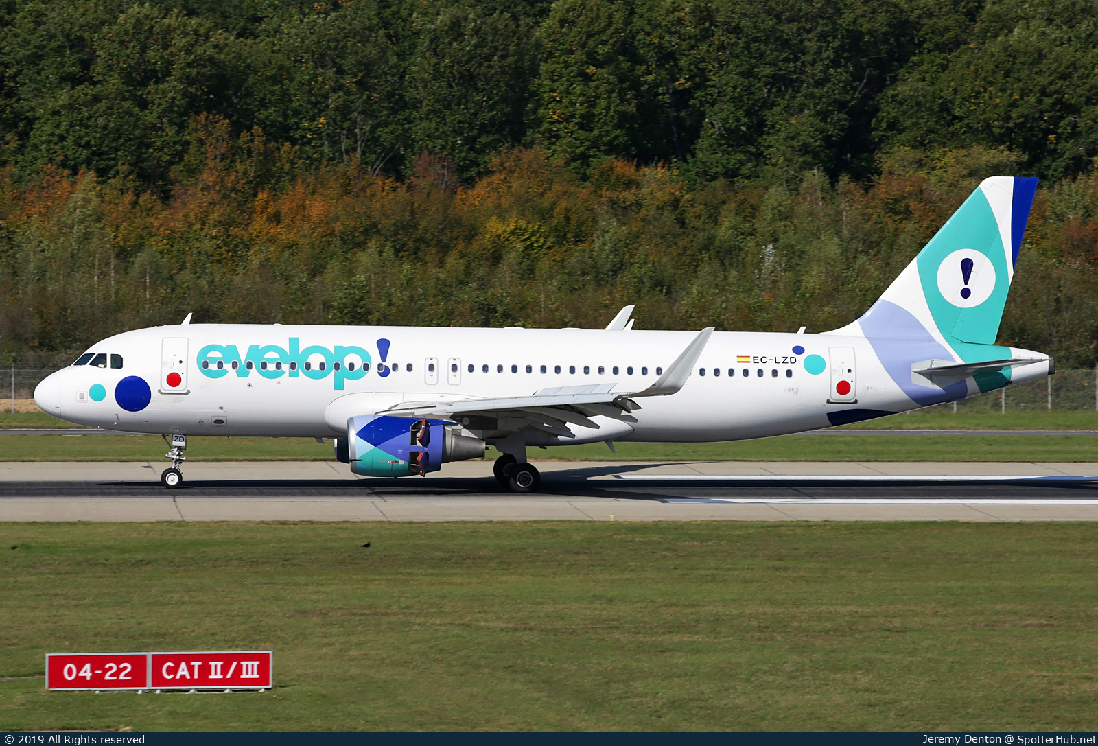 Photo of EC-LZD - Airbus A320-214 operated by Evelop