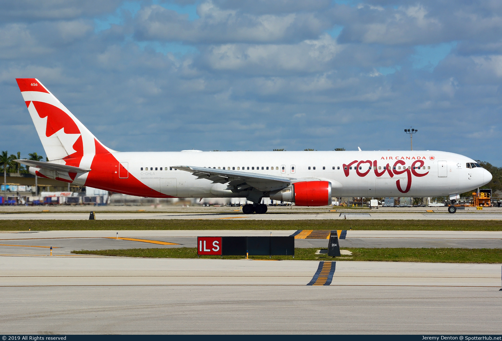 Photo of C-GHLA - Boeing 767-35H(ER) operated by Air Canada Rouge