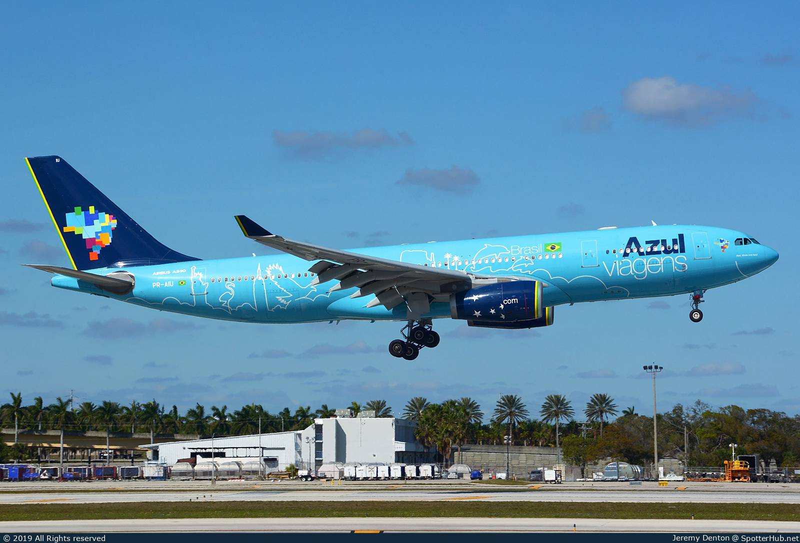 Photo of PR-AIU - Airbus A330-243 operated by Azul