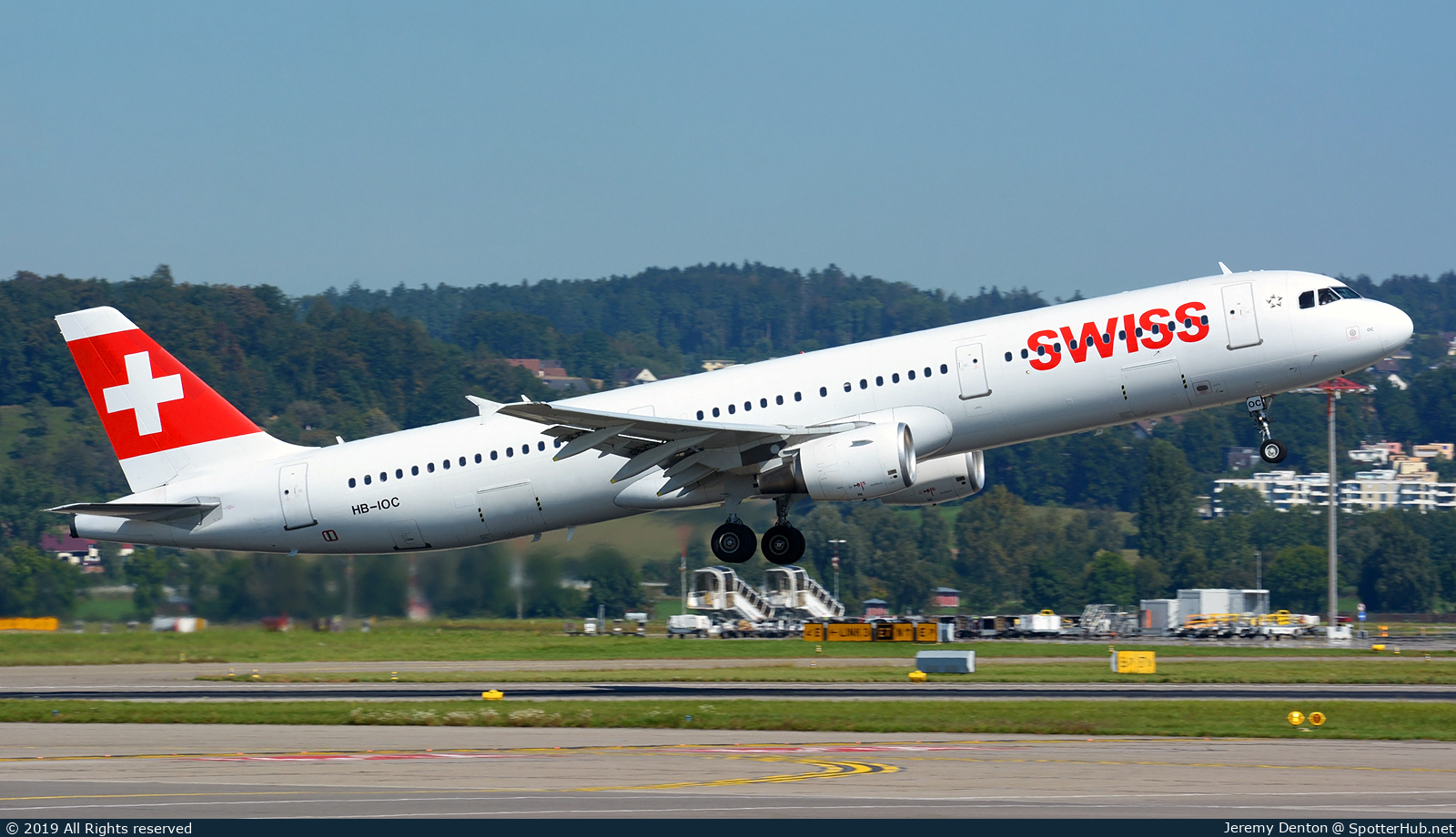 Photo of HB-IOC - Airbus A321-111 operated by Swiss International Air Lines