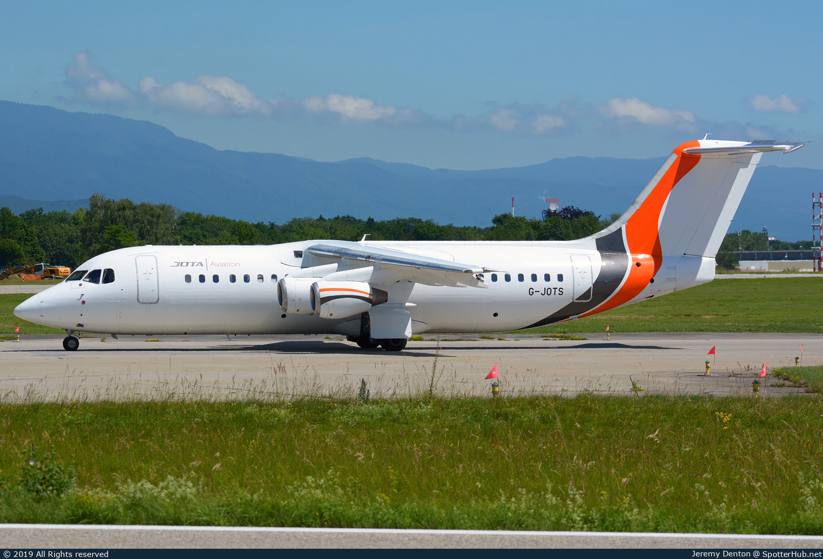 Photo of G-JOTS - British Aerospace Avro RJ100 operated by JOTA Aviation