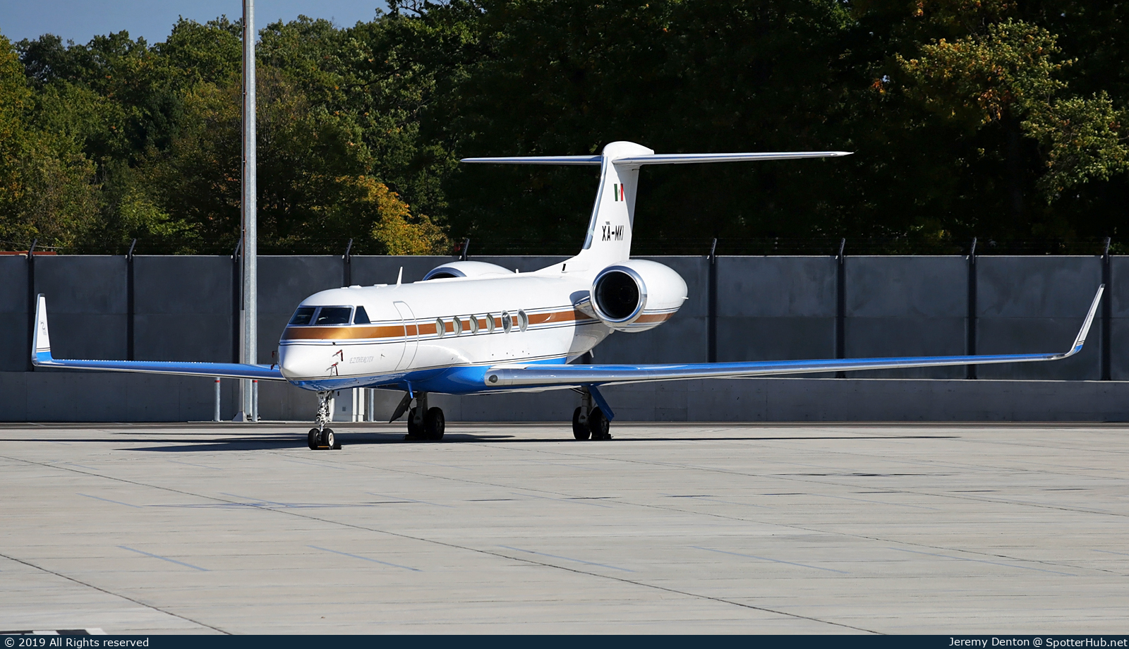Photo of XA-MKI - Gulfstream GV operated by Servicios Aeronáuticos Z