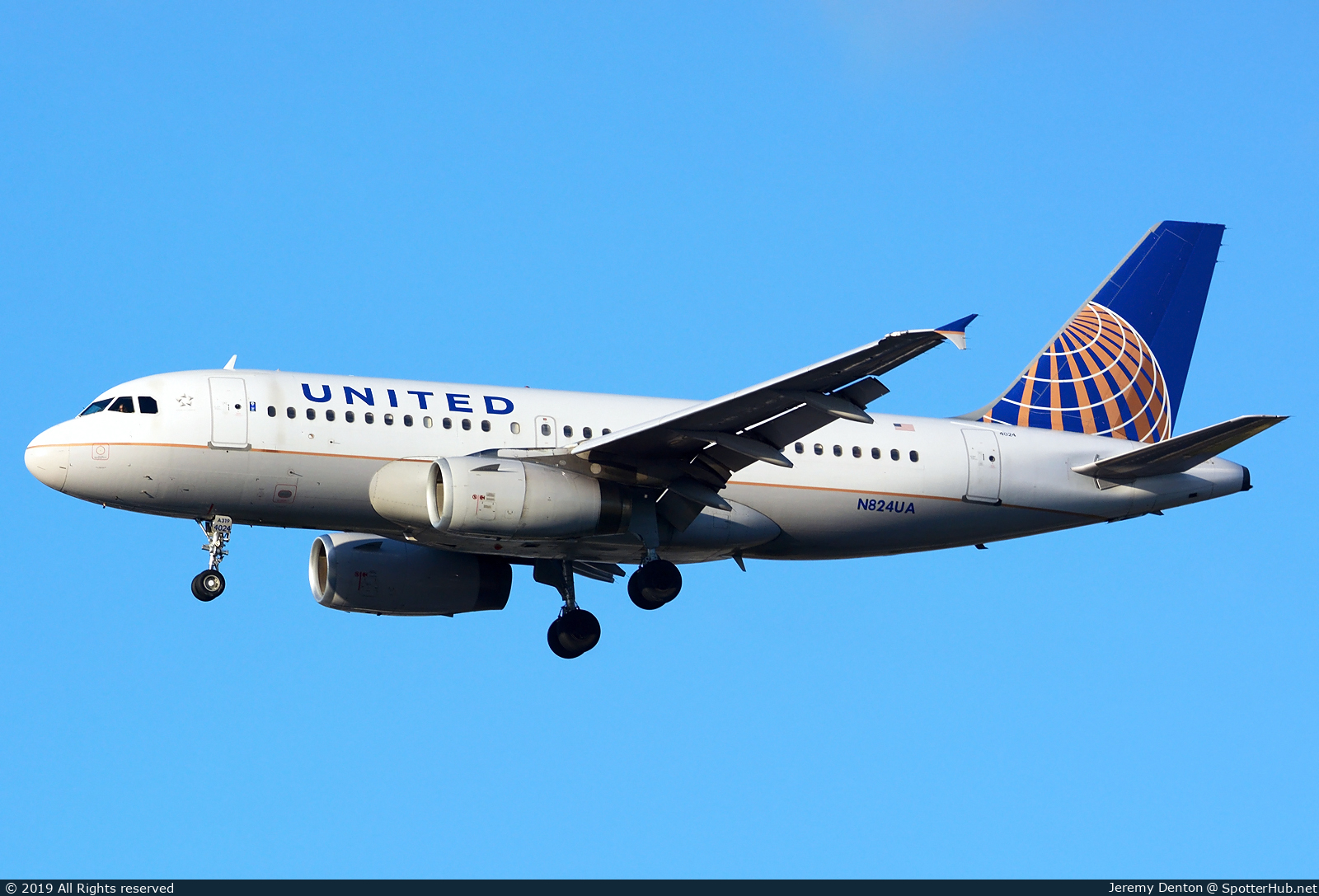Photo of N824UA - Airbus A319-131 operated by United Airlines