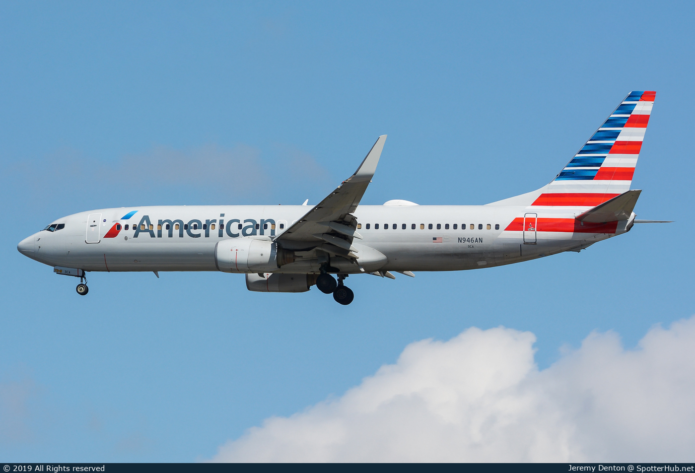 Photo of N946AN - Boeing 737-823 operated by American Airlines