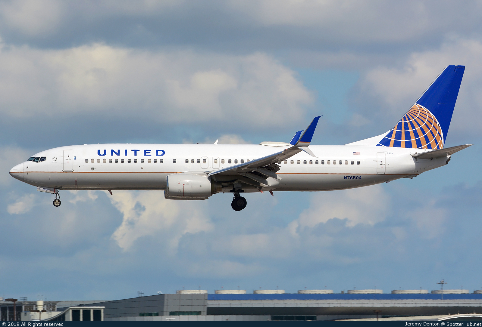 Photo of N76504 - Boeing 737-824 operated by United Airlines