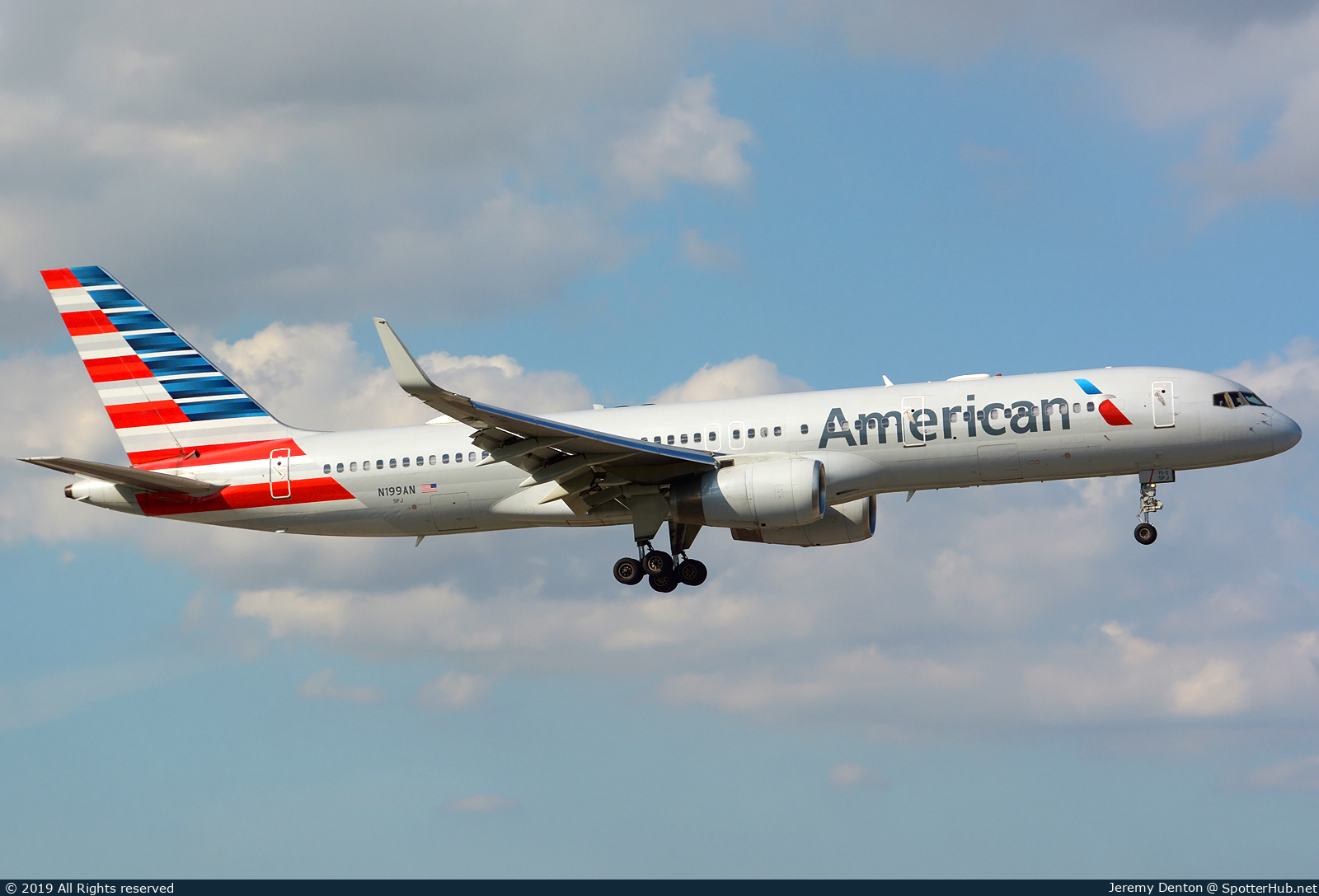 Photo of N199AN - Boeing 757-223 operated by American Airlines