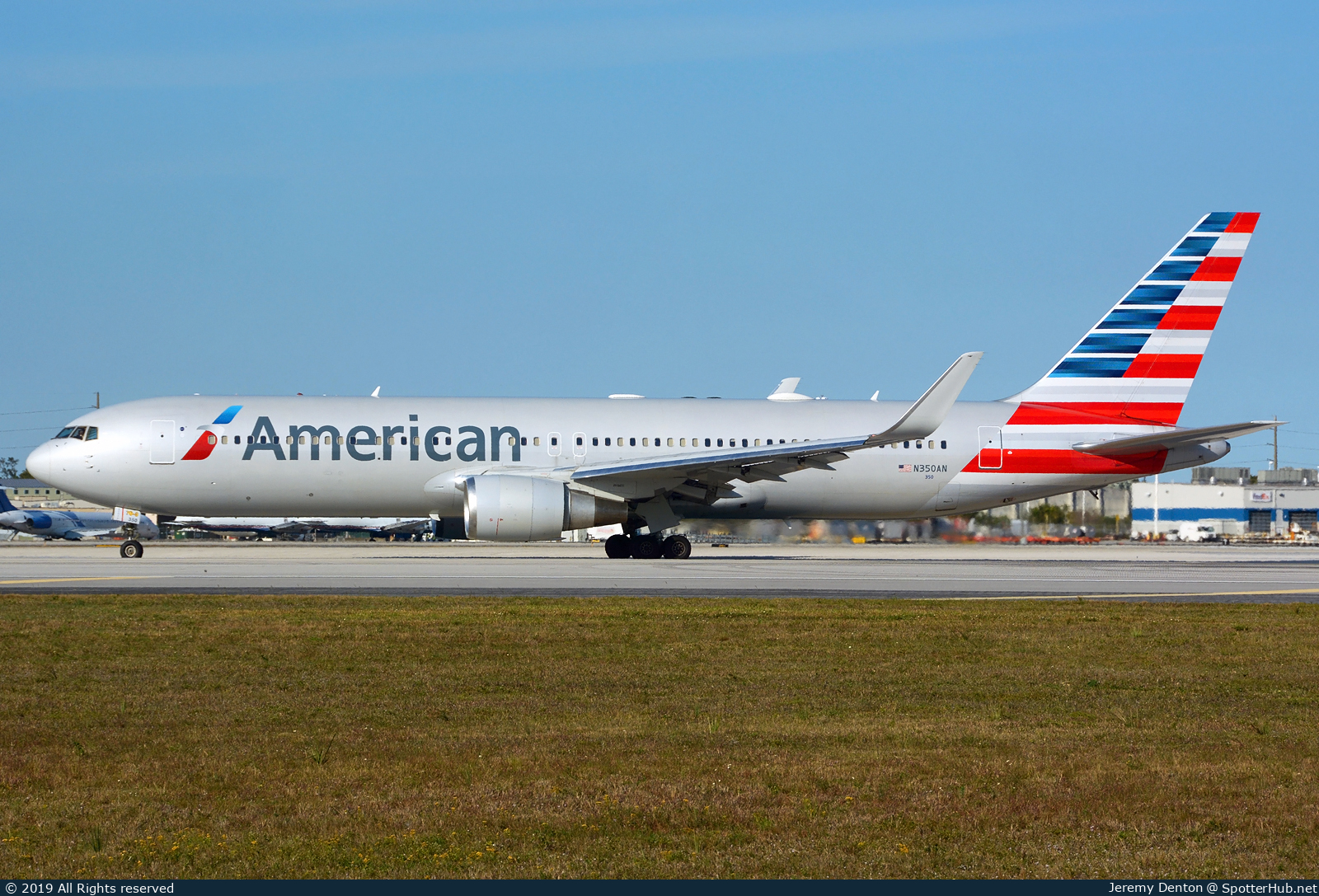Photo of N350AN - Boeing 767-323(ER) operated by American Airlines