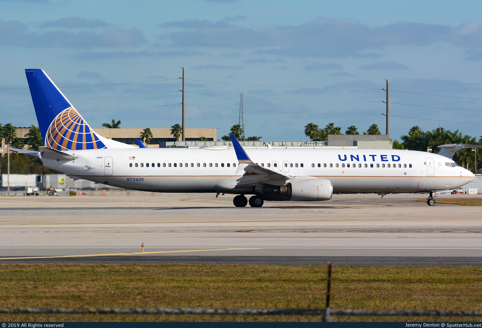 Photo of N72405 - Boeing 737-924 operated by United Airlines