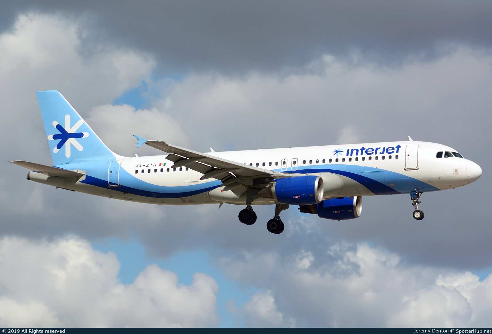 Photo of XA-ZIH - Airbus A320-214 operated by Interjet