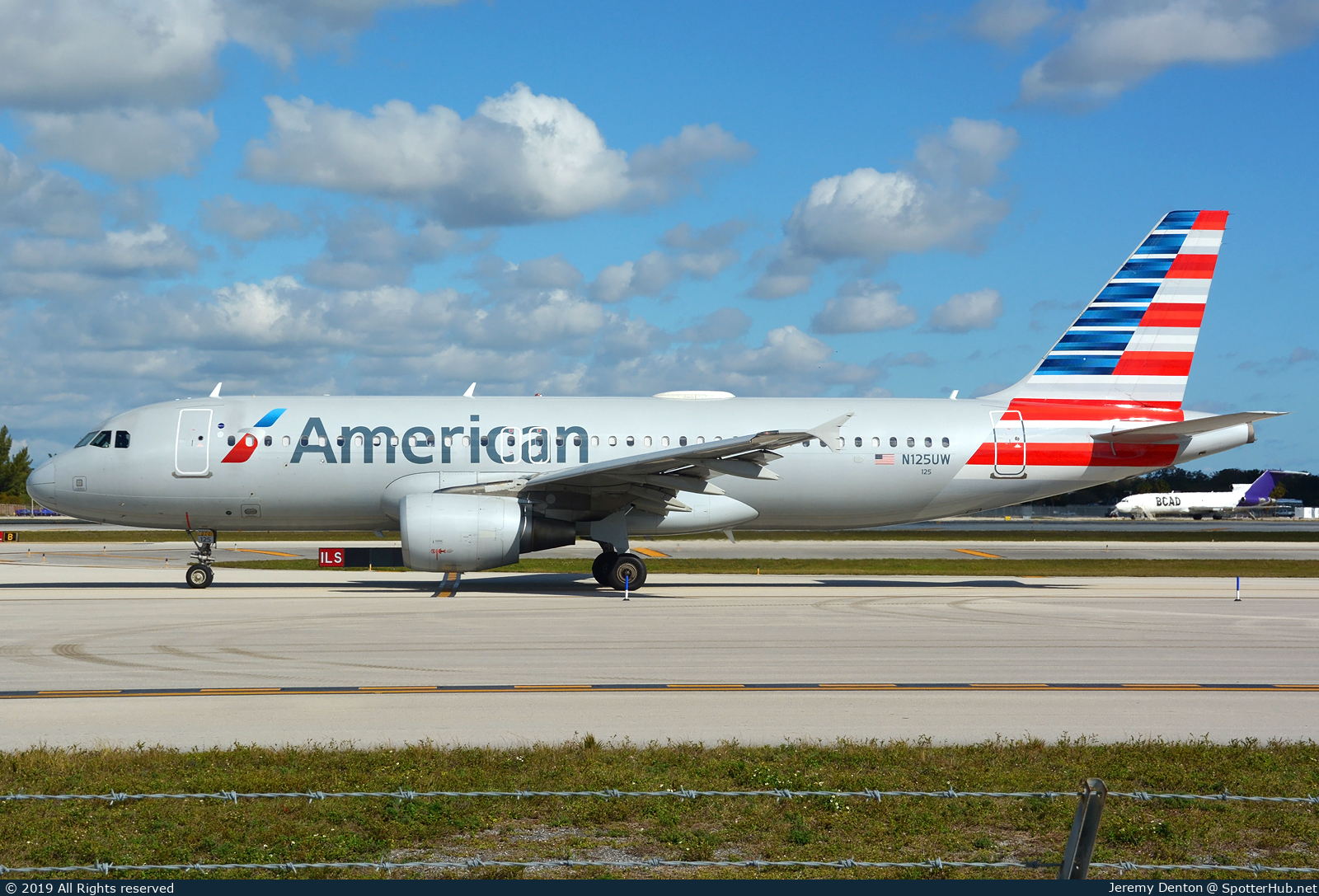 Photo of N125UW - Airbus A320-214 operated by American Airlines