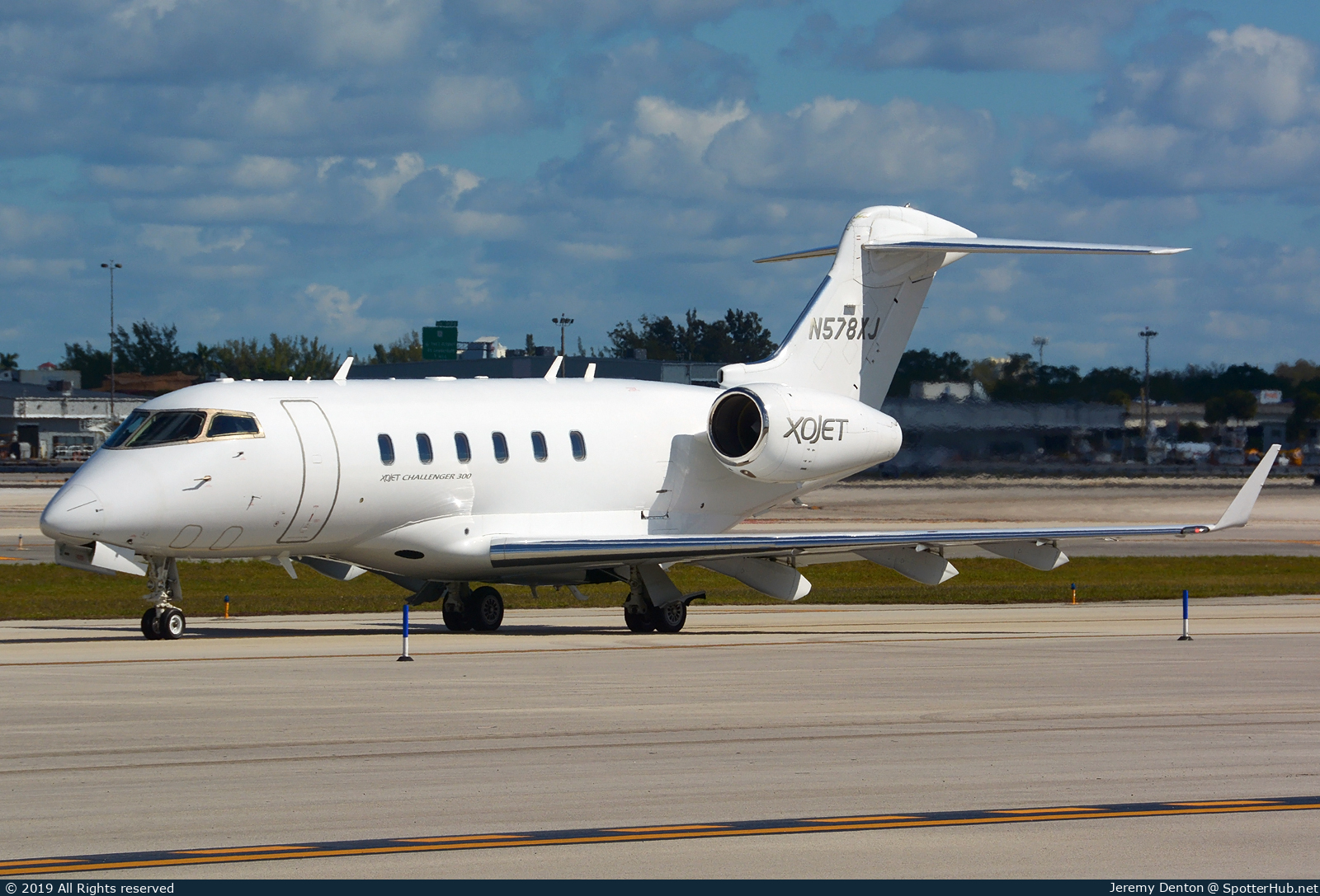 Photo of N578XJ - Bombardier Challenger 300 operated by XOJet