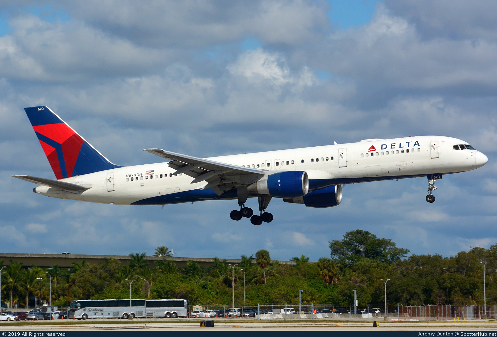 Photo of N670DN - Boeing 757-232 operated by Delta Air Lines