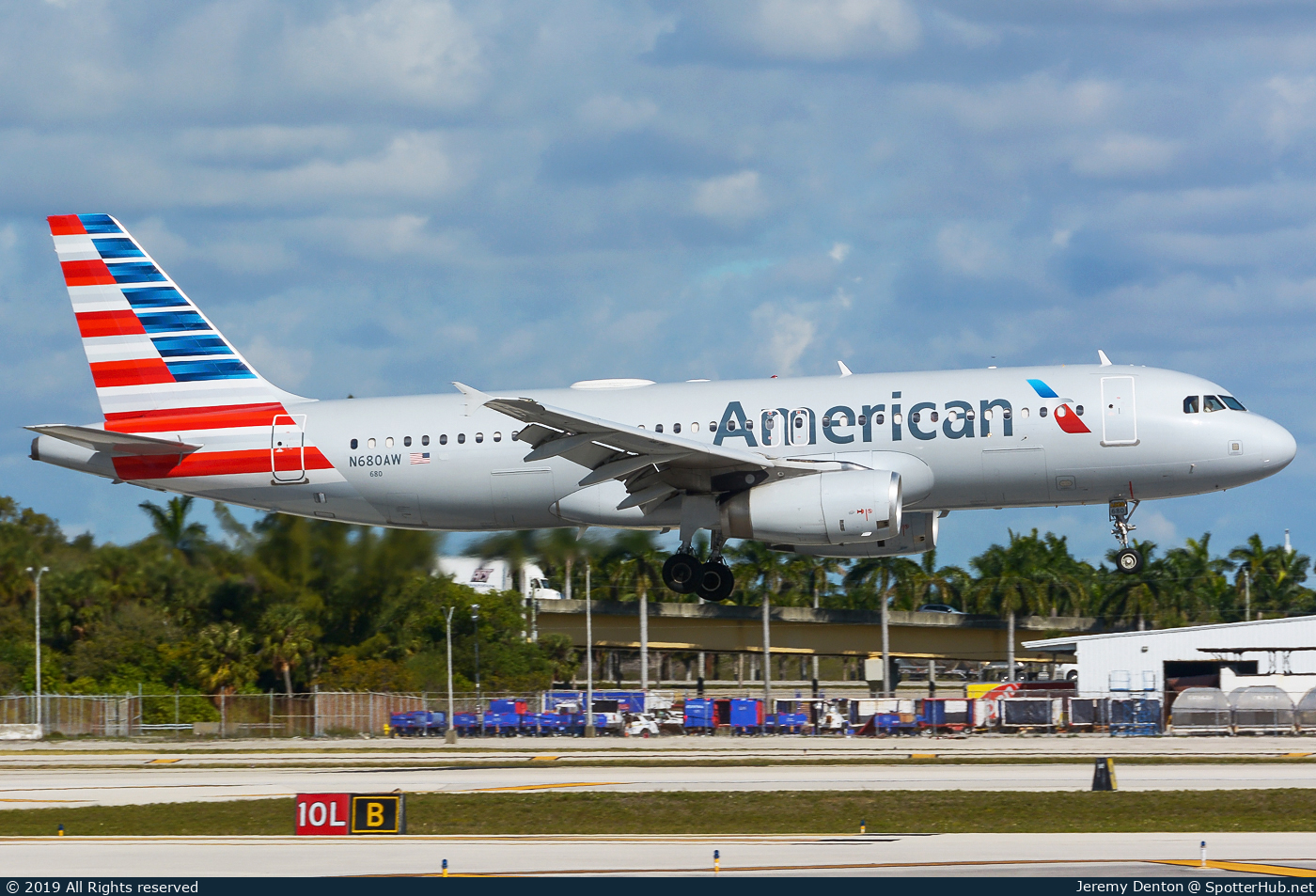 Photo of N680AW - Airbus A320-232 operated by American Airlines